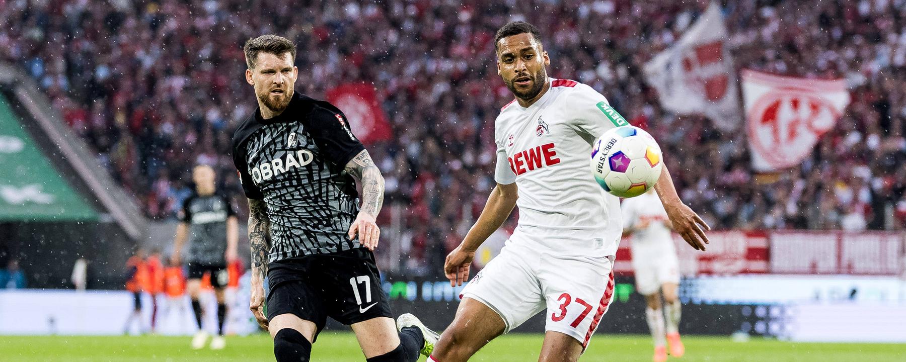 Zweikampf zwischen Lukas Kübler (SC Freiburg, 17) und Linton Maina (1. FC Köln, 37).