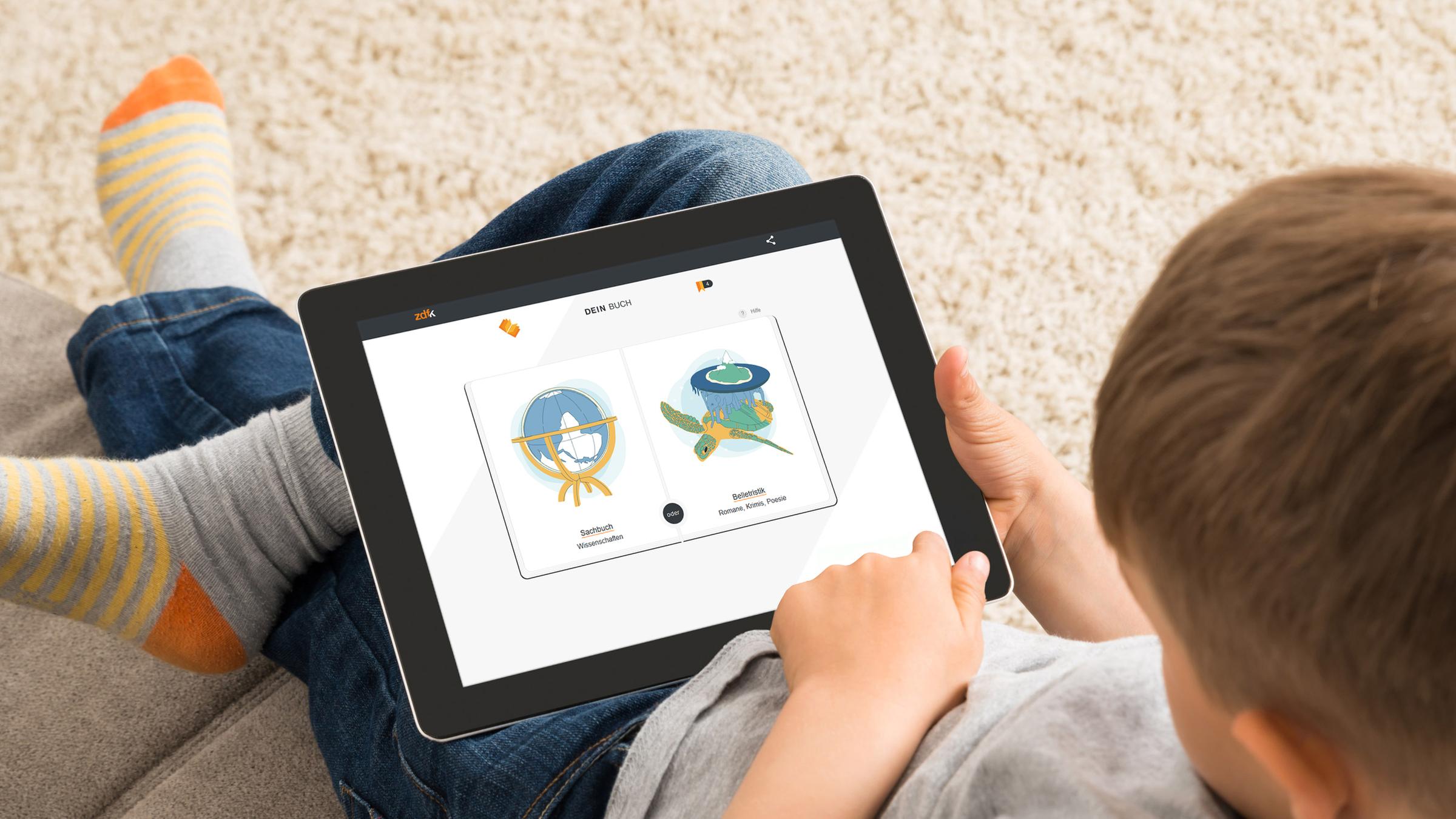 Junge mit Tablet schaut auf Dein Buch Auswahlseite