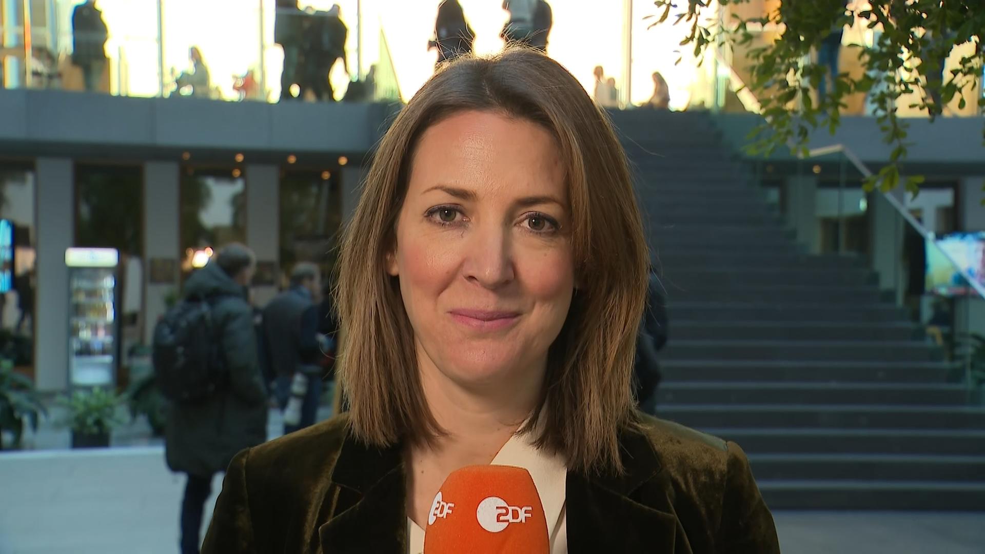 ZDF-Hauptstadtkorrespondentin Andrea Maurer bei ZDFheute live