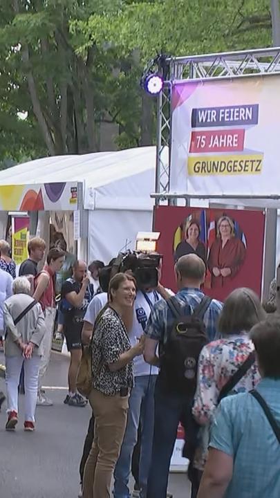 Bürger feiern auf dem Demokratiefest in Berlin