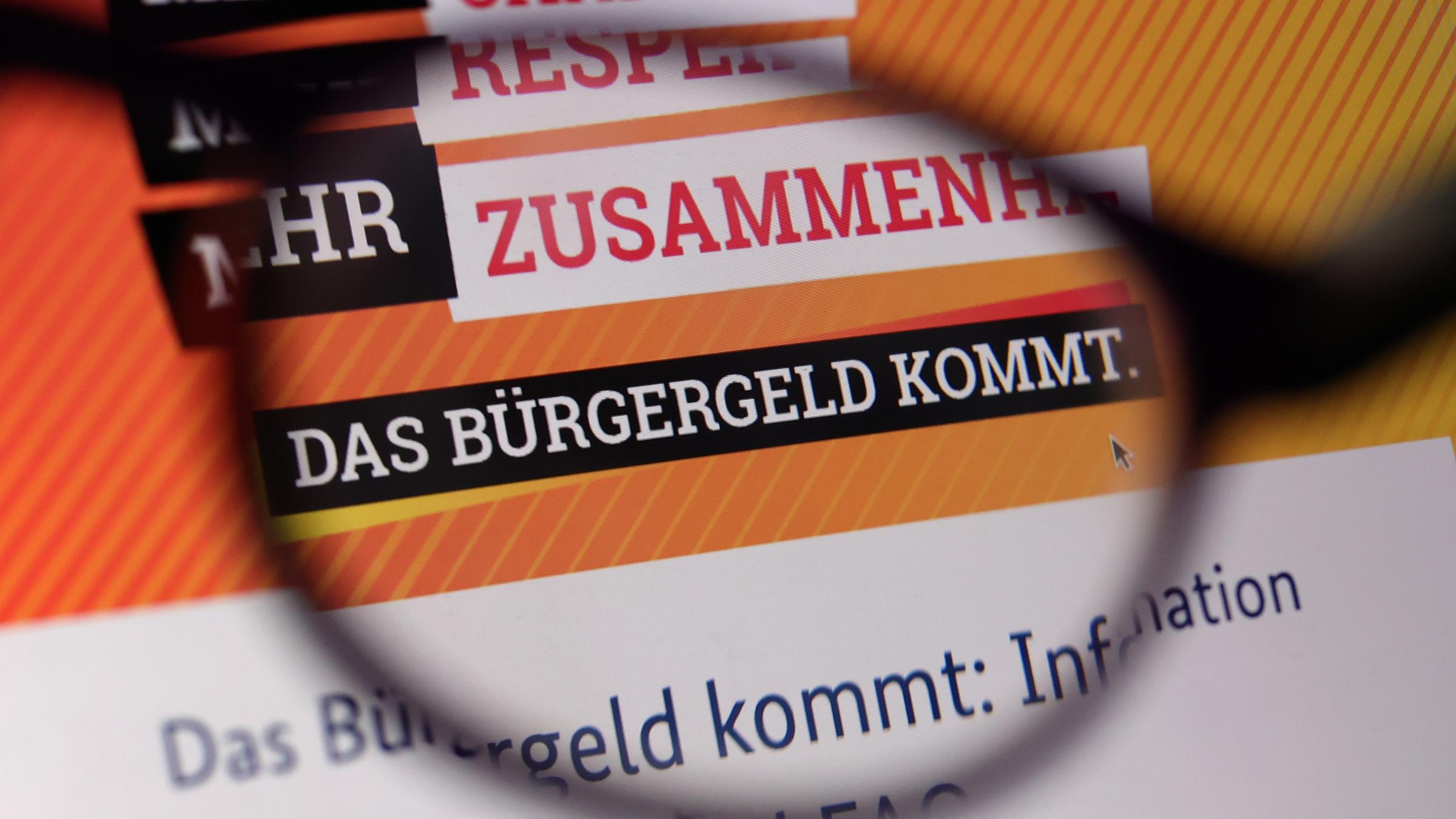 Bayern, Kaufbeuren: "Das Bürgergeld kommt" ist auf der Homepage des Bundesministeriums für Arbeit und Soziales durch eine Brille zu lesen.