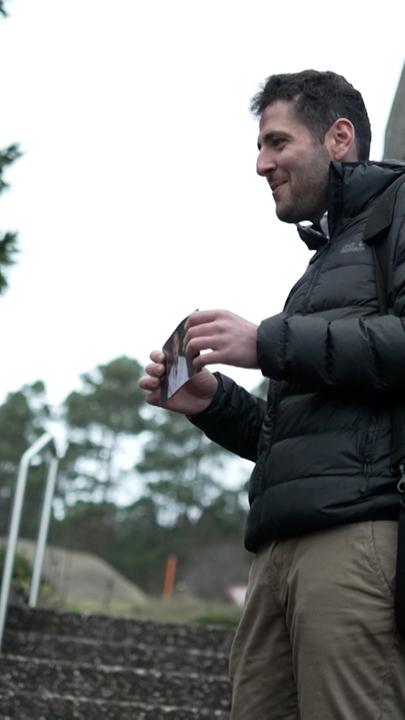 Bürgermeister Ryyan Alshbebl steht neben einer Frau.