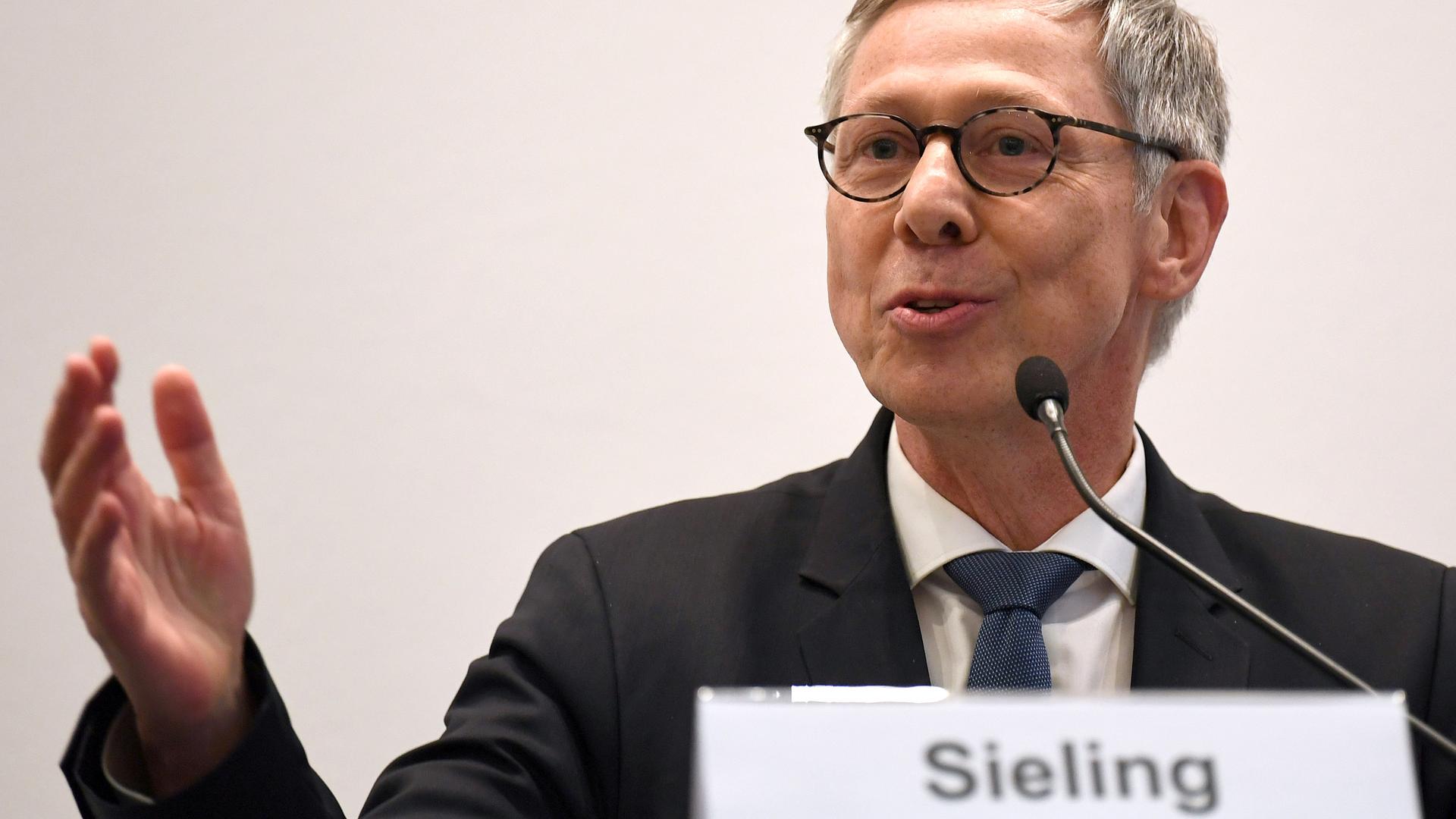 Bremer Buergermeister Carsten Sieling (SPD) am Rednerpult