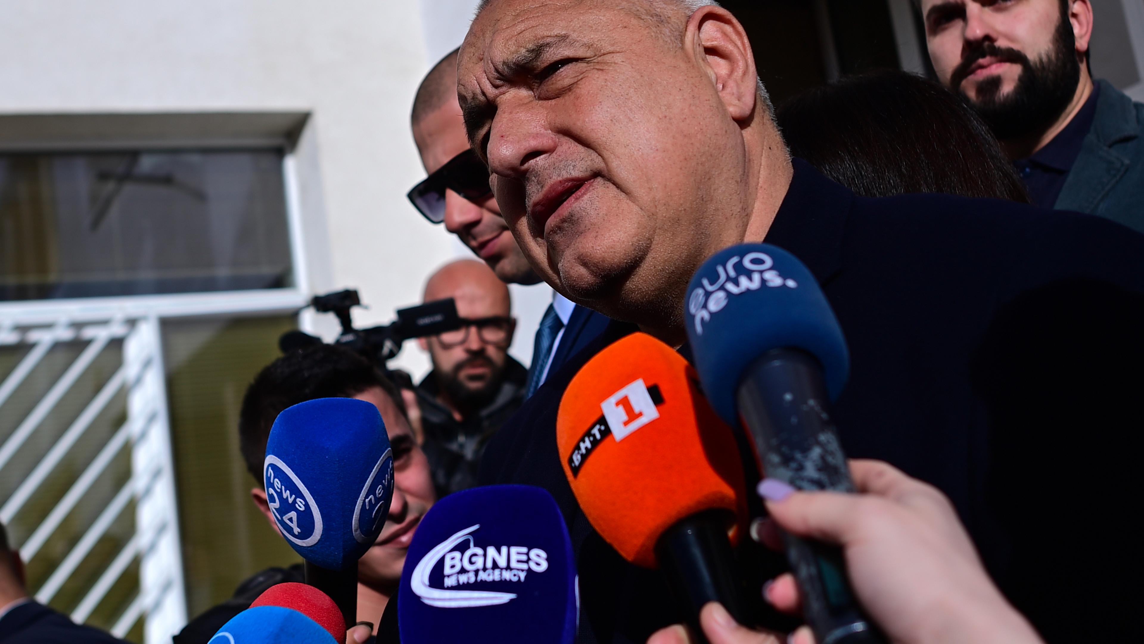 Der frühere bulgarische Ministerpräsident Boiko Borissow äußert sich nach seinem Wahlgang vor der Presse.
