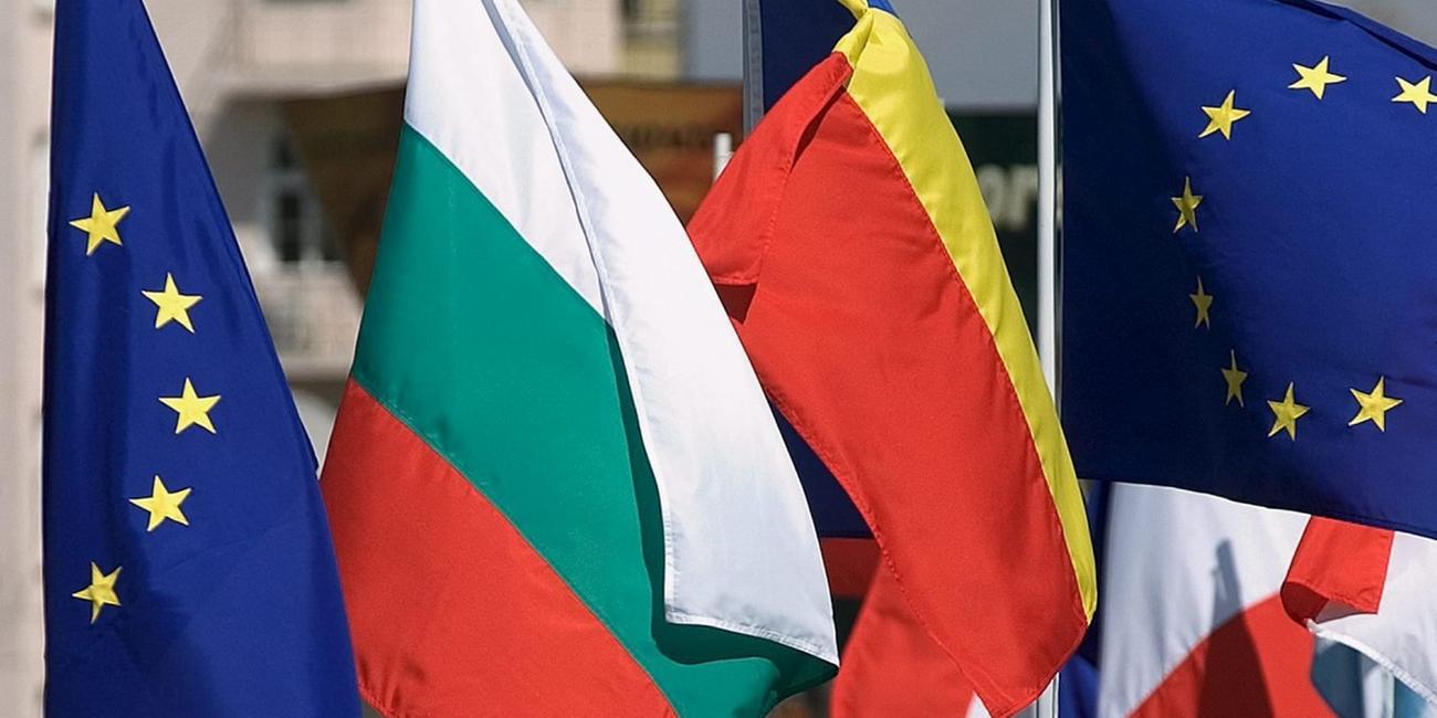 Zwei EU-Flaggen rahmen die Nationalfahnen von Bulgarien und Rumänien ein.