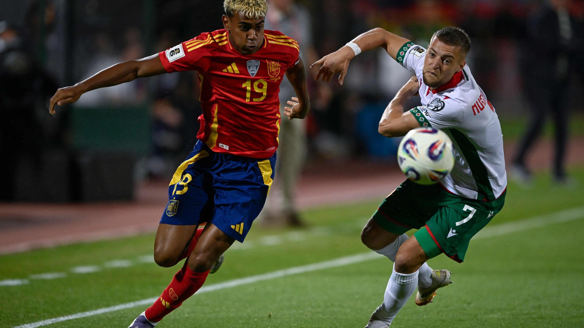 Lamine Yamal (19, Spanien) und Fabian Nürnberger (7, Bulgarian) kämpfen um den Ball. 