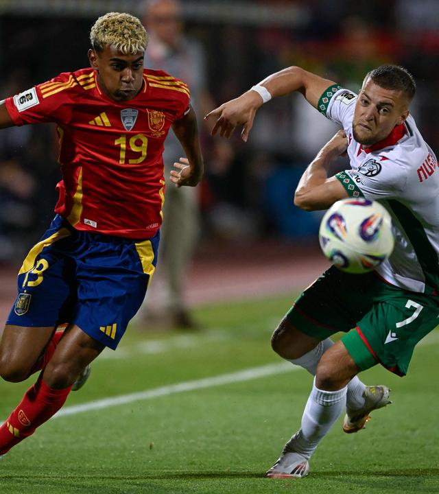Lamine Yamal (19, Spanien) und Fabian Nürnberger (7, Bulgarian) kämpfen um den Ball. 