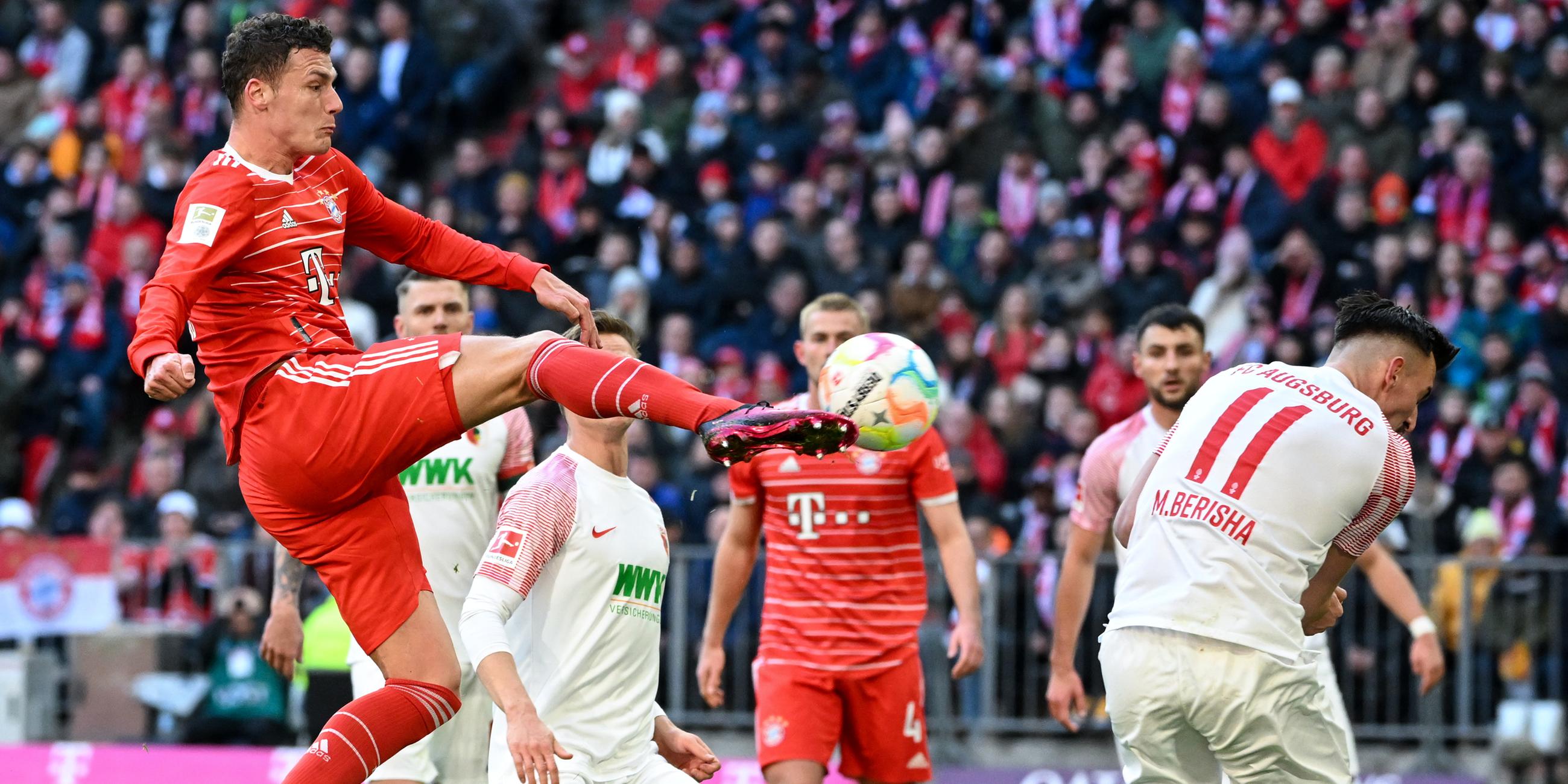 11.03.2023, München: Torschuss zum 3:1 durch Benjamin Pavard (FC Bayern München)