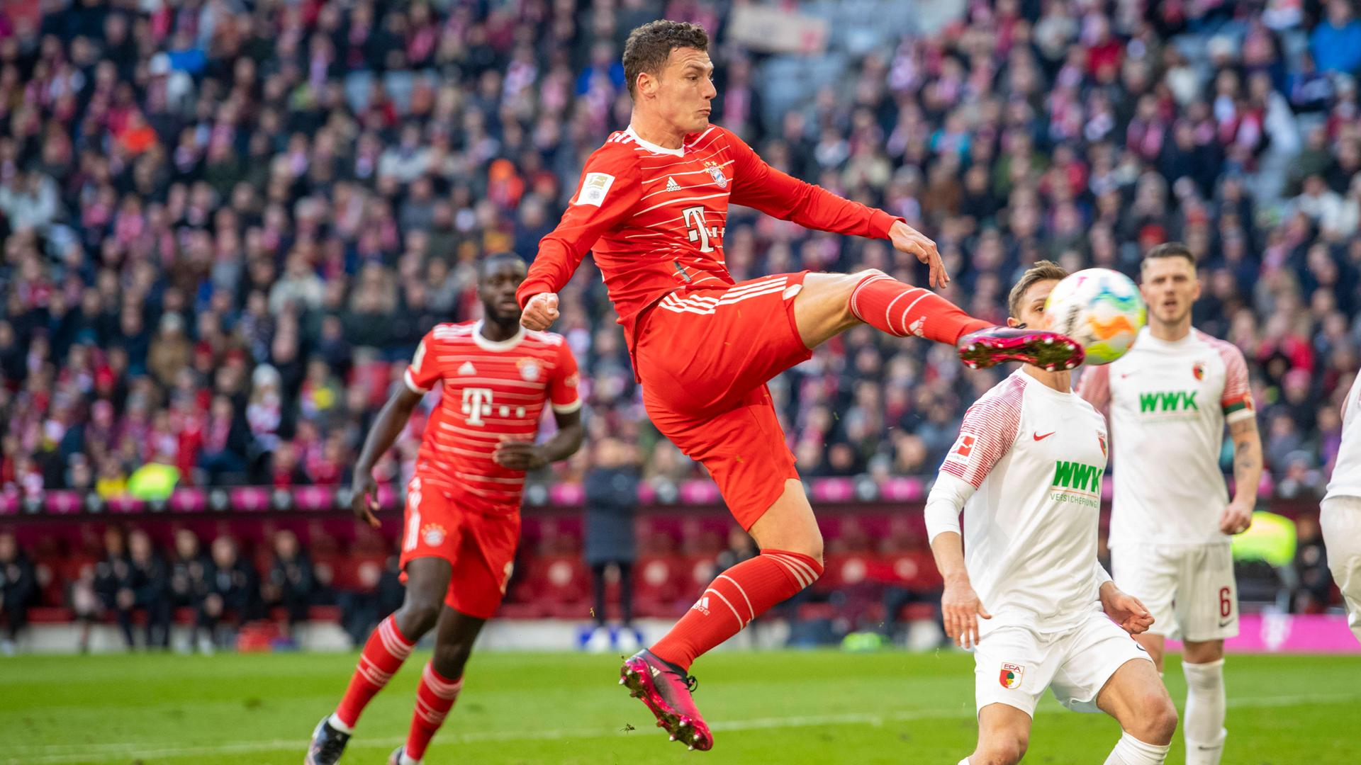 11.03.2023, München: Benjamin Pavard (FC Bayern München) in Aktion im Spiel gegen den FC Augsburg