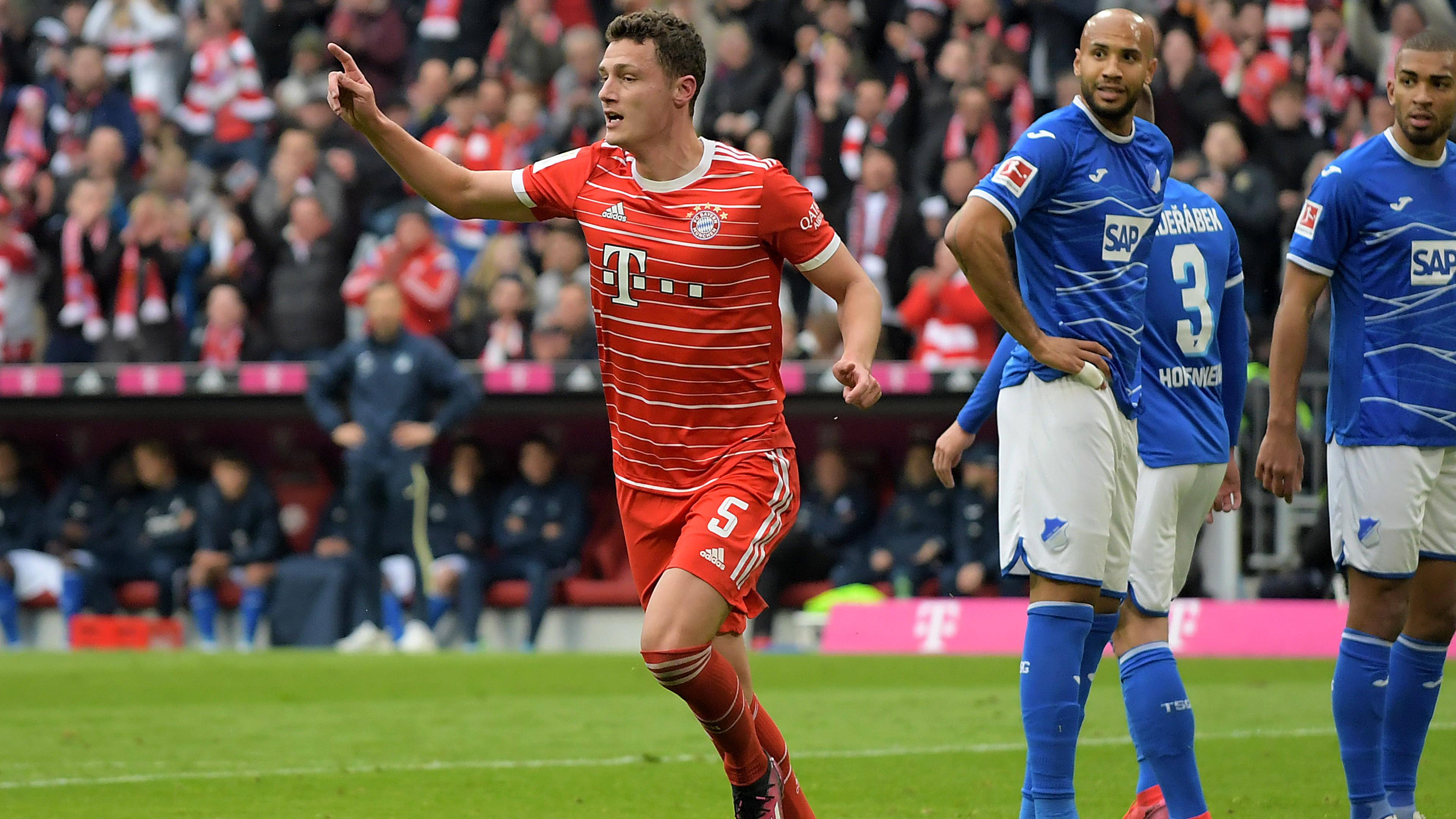 15.04.2023, München: Benjamin Pavard (FC Bayern München) feiert sein Tor um 1:0