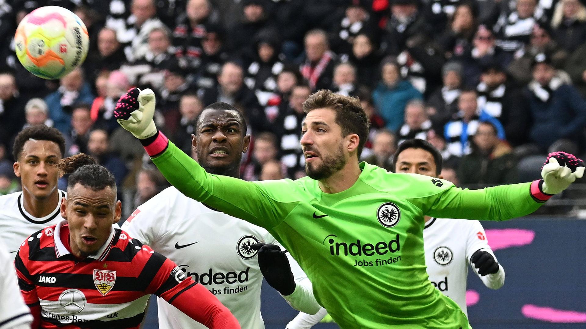 11.03.2023, Frankfurt a. M.: Juan Jose Perea Mendoza (VfB Stuttgart) und Kevin Trapp (Eintracht Frankfurt) im Zweikampf