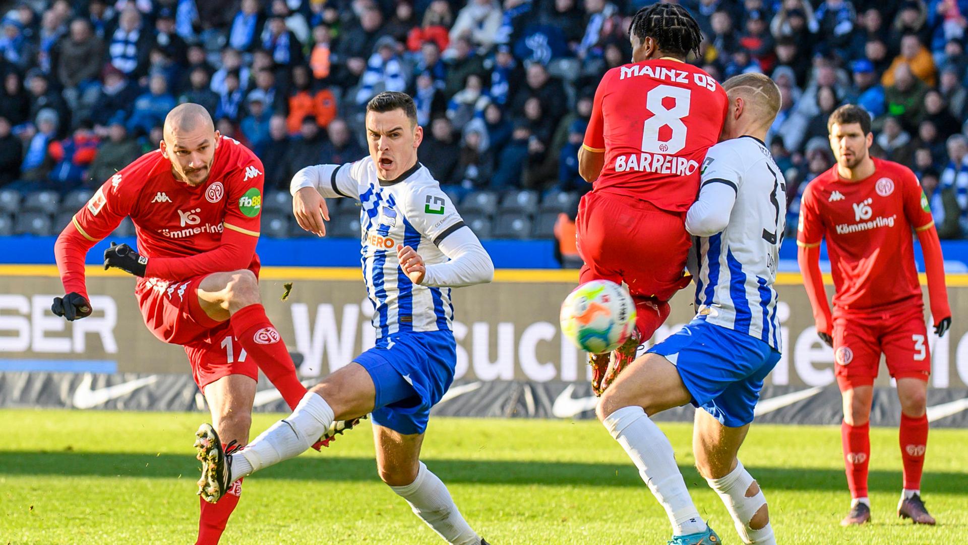 11.03.2023, Berlin: Ludovic Ajorque, Leandro Barreiro (beide Mainz 05) und Filip Uremovic (Hertha BSC) beim Ausgleichstor