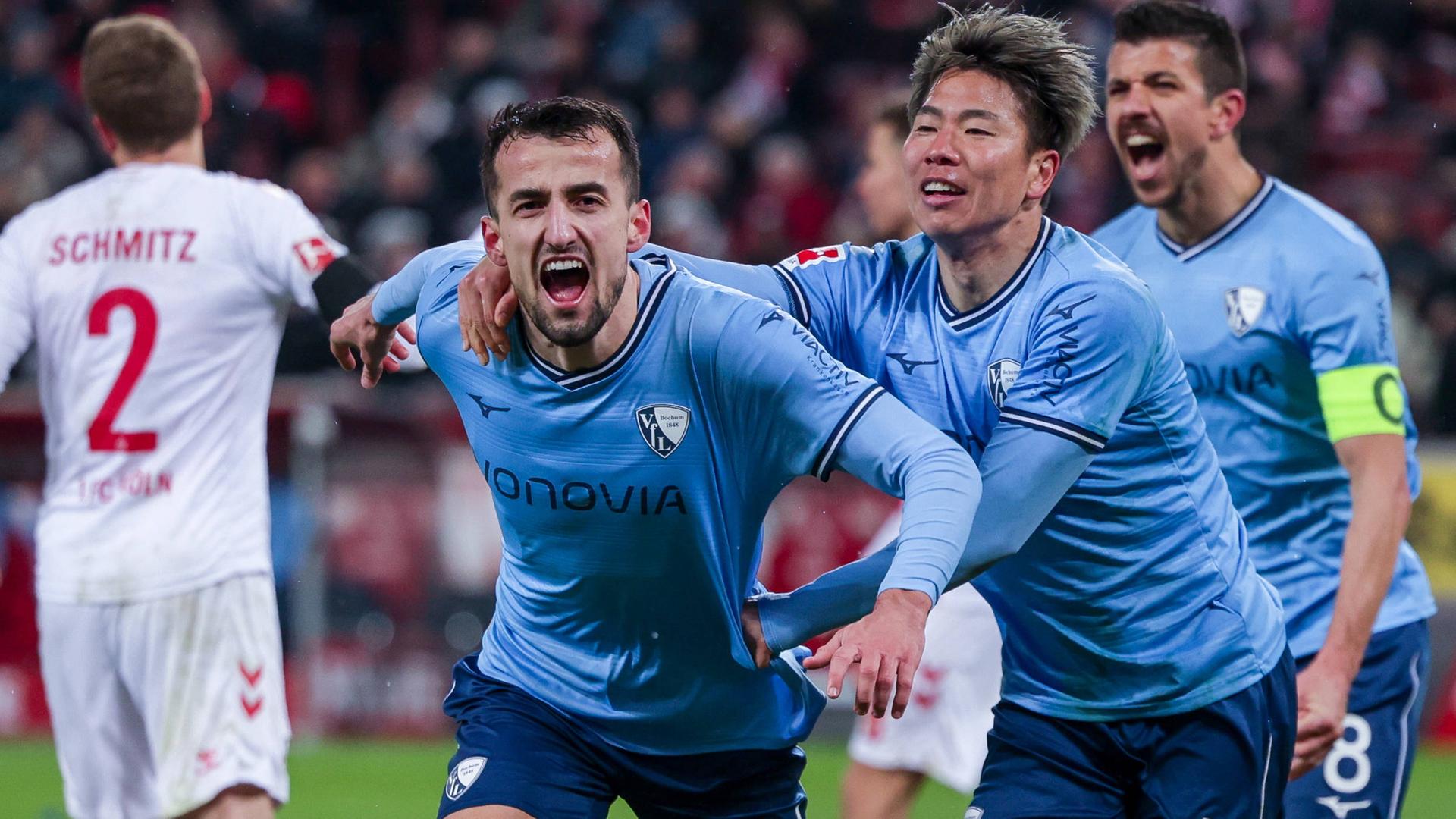 10.03.2023, Köln: Erhan Masovic, Takuma Asano und Anthony Losilla (alle VfL Bochum) bejubeln das Tor zum 0:2