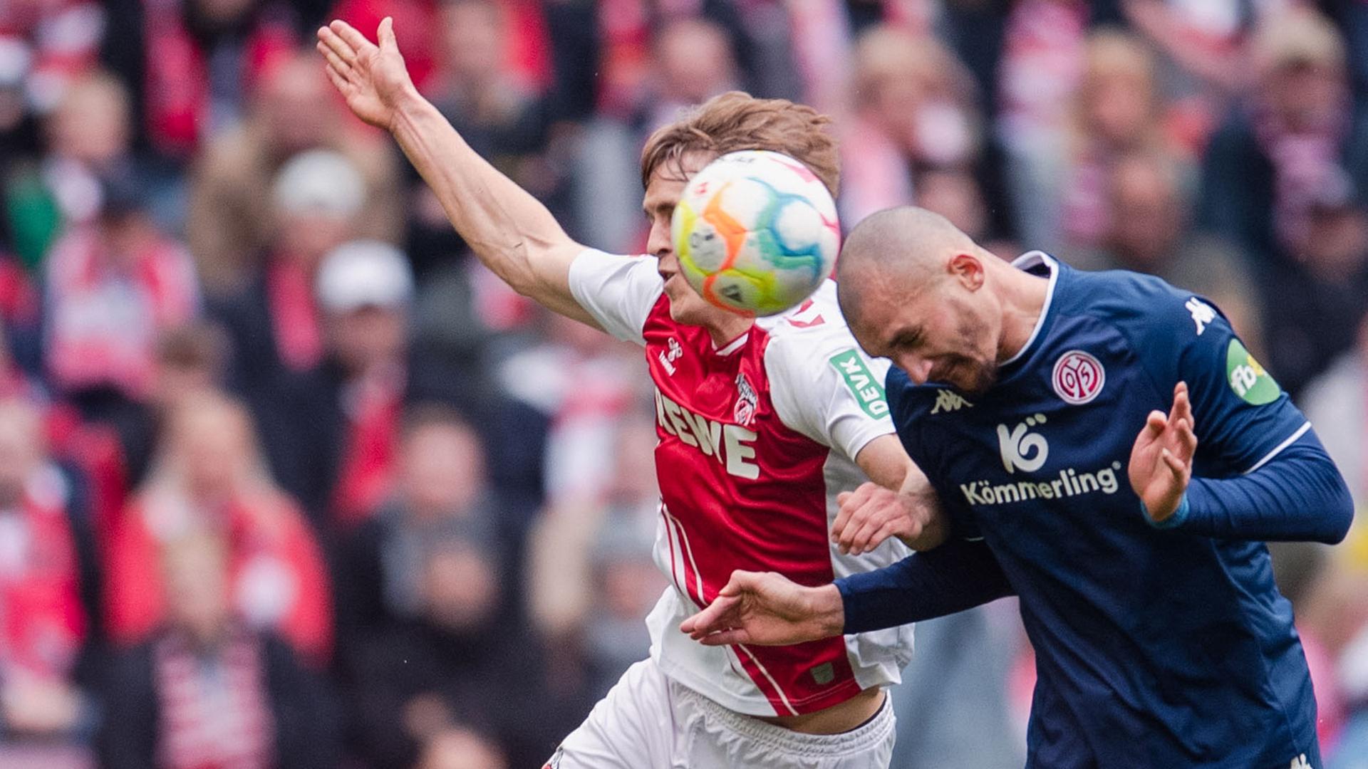 15.04.2023, Köln: Timo Hübers (1. FC Köln) und Ludovic Ajorque (FSV Mainz 05) kämpfen um den Ball