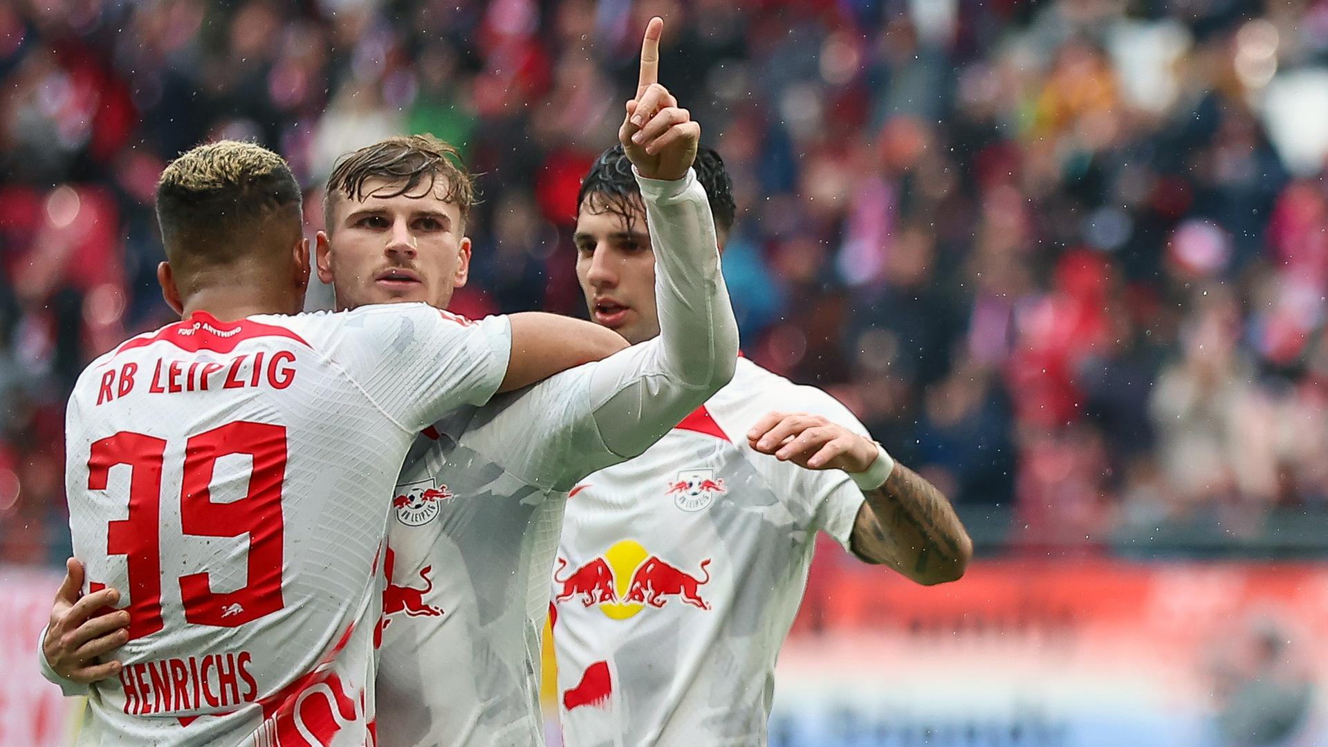 15.04.2023, Leipzig: Benjamin Henrichs, Timo Werner und Dominik Szoboszlai (alle RB Leipzig) jubeln nach Werners Treffer zum 2:1