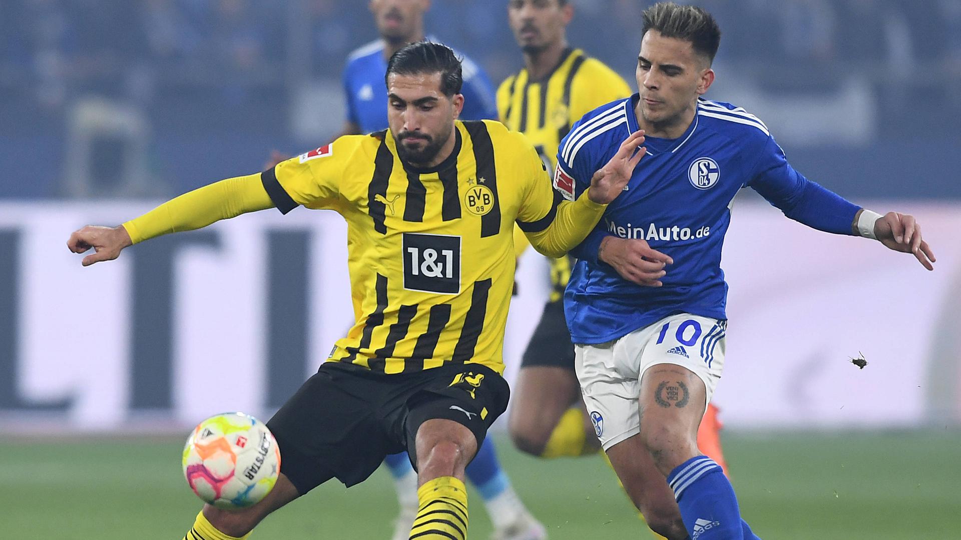 11.03.2023, Gelsenkirchen: Emre Can (Borussia Dortmund ) und Rodrigo Zalazar (FC Schalke 04) im Zweikampf