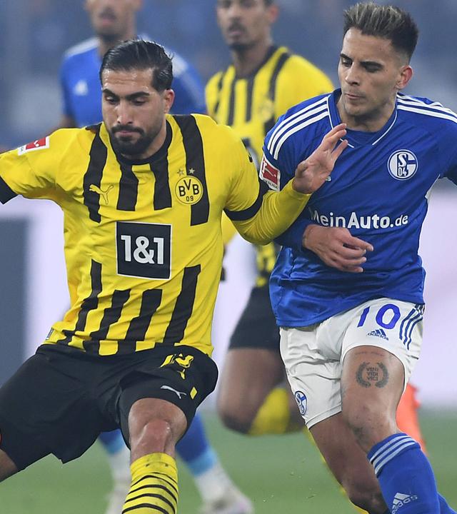 11.03.2023, Gelsenkirchen: Emre Can (Borussia Dortmund ) und Rodrigo Zalazar (FC Schalke 04) im Zweikampf
