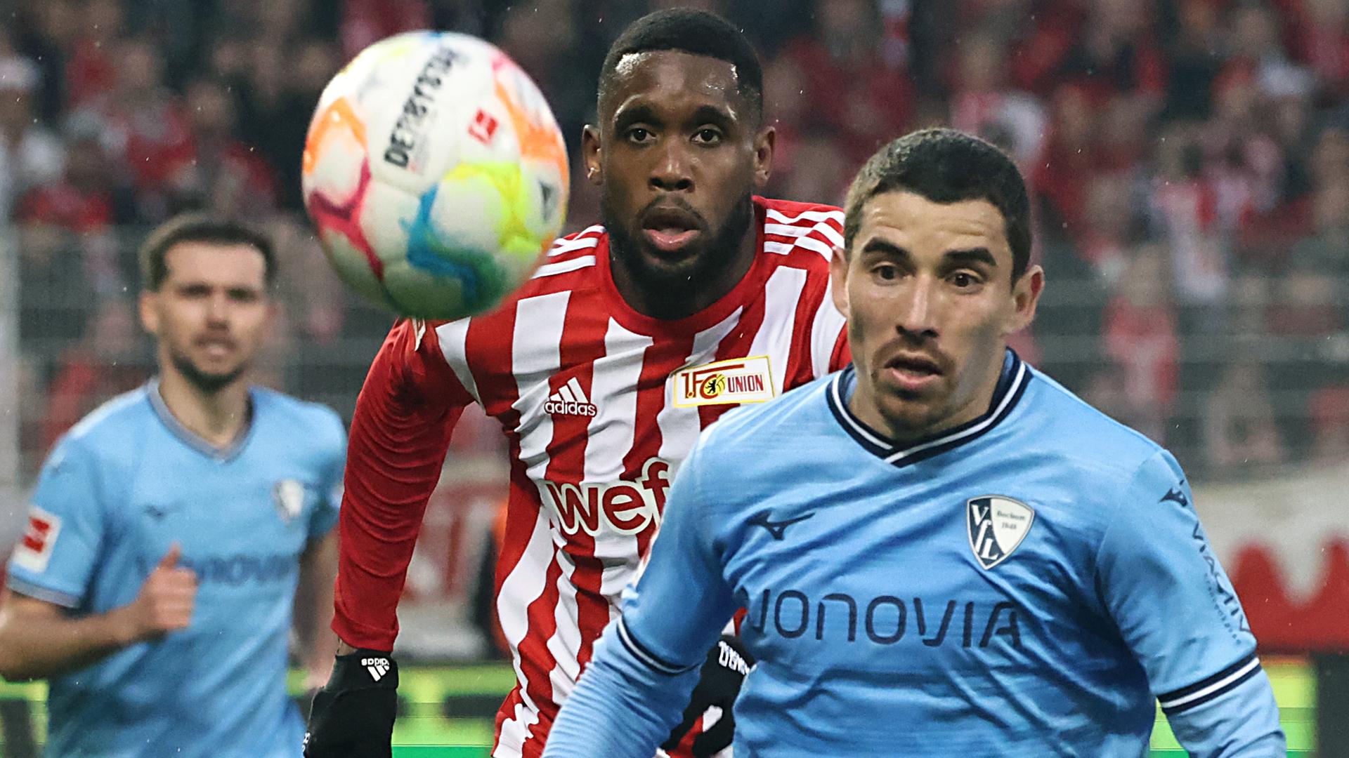 16.04.2023, Berlin: Jordan Siebatcheu (Union Berlin) in Aktion mit Teodoro Soares (VfL Bochum)