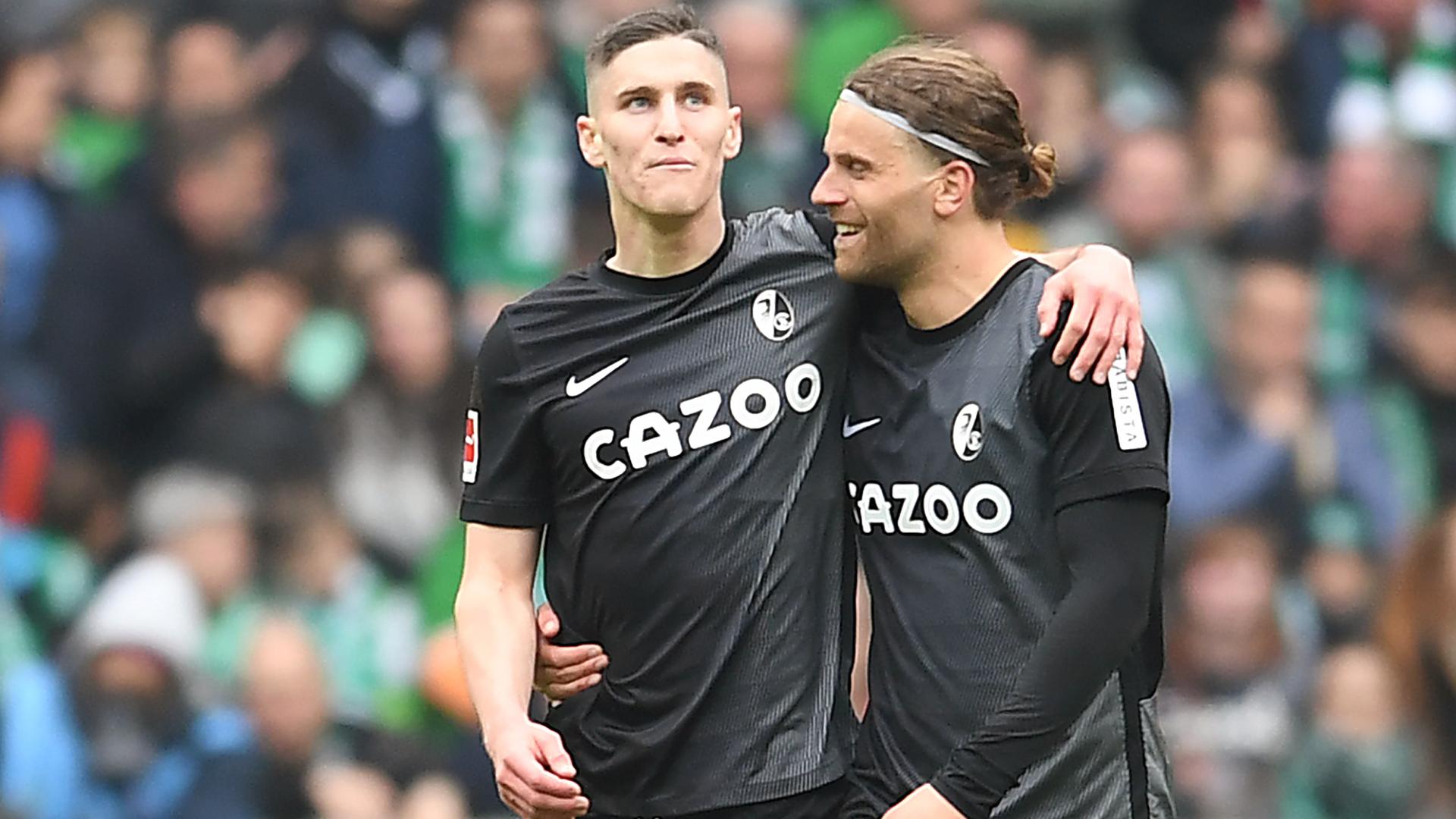 16.04.2023, Bremen: Roland Sallai und Lucas Höler (beide SC Freiburg) jubeln beim Spiel gegen Werder Bremen