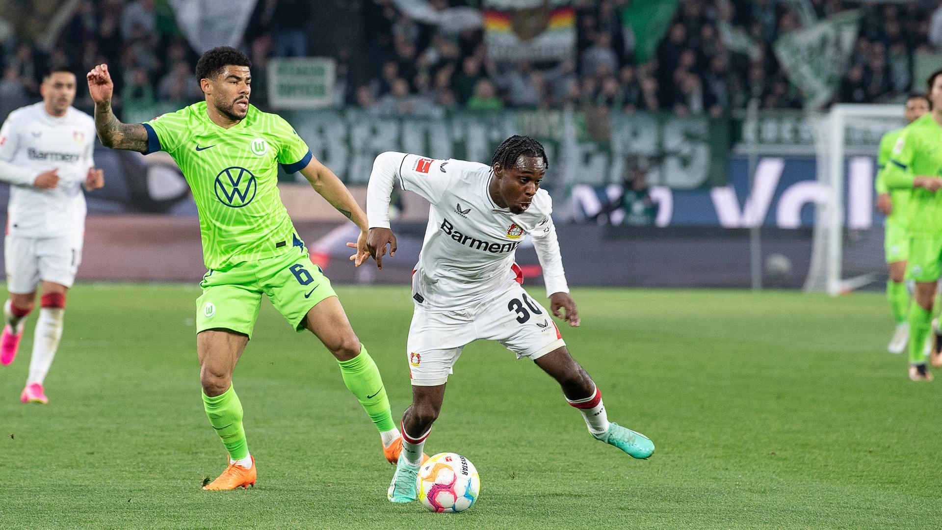16.04.2023, Wolfsburg: Jeremie Frimpong (Bayer Leverkusen) in Aktion gegen Paulo Otavio (VfL Wolfsburg)