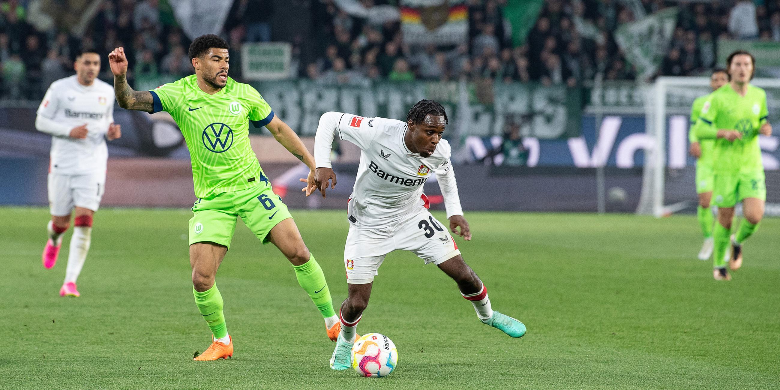 16.04.2023, Wolfsburg: Jeremie Frimpong (Bayer Leverkusen) in Aktion gegen Paulo Otavio (VfL Wolfsburg)