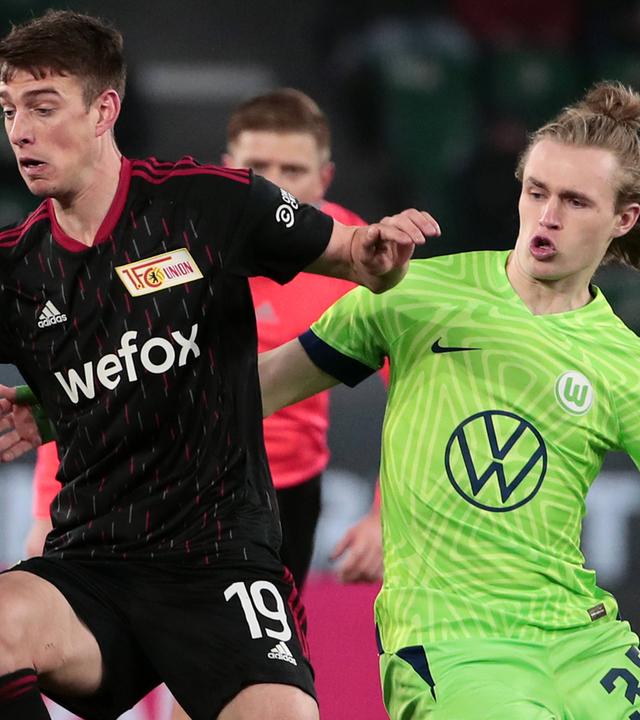 12.03.2023, Wolfsburg: Janik Haberer (Union Berlin) im Zweikampf mit Patrick Wimmer (VfL Wolfsburg)