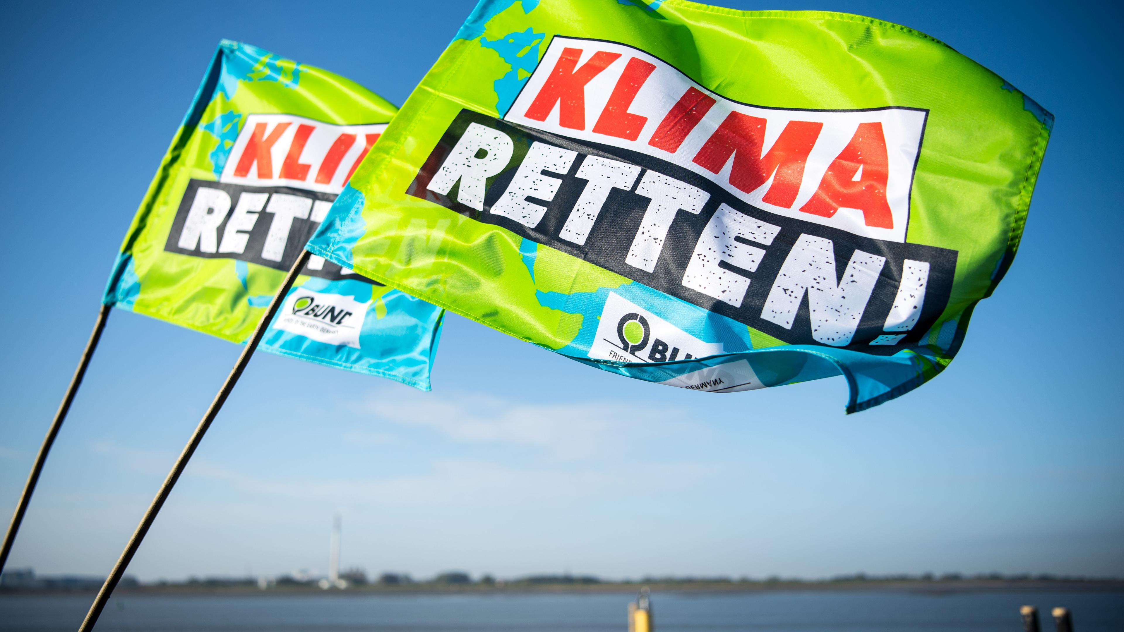Flaggen der Organisation BUND mit der Aufschrift "Klima Retten"