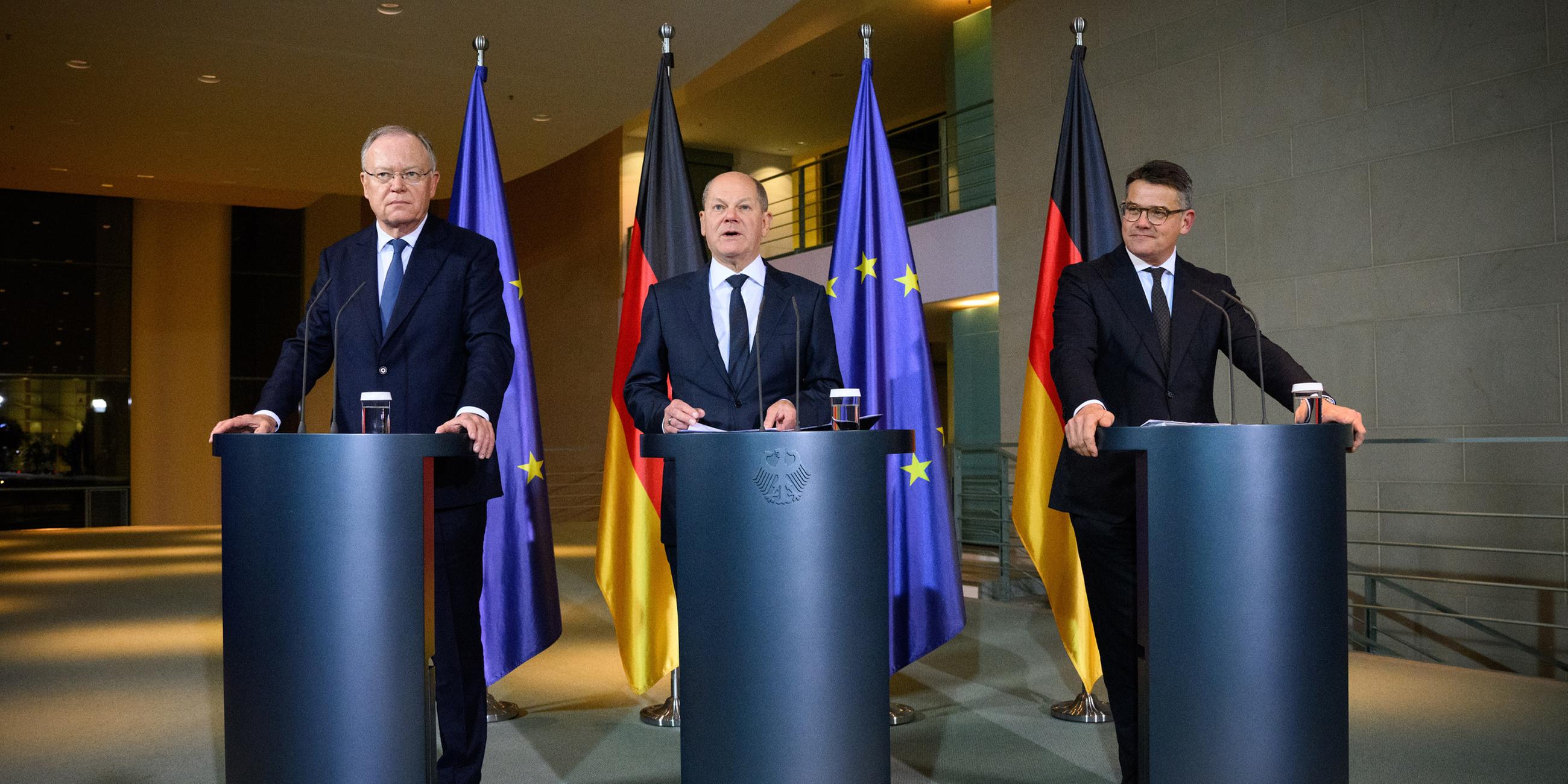 Olaf Scholz äußert sich zusammen mit Boris Rhein und Stephan Weil bei einer Pressekonferenz am Rande des Bund-Länder-Gipfels im Bundeskanzleramt zum Pakt für Planungsbeschleunigung. (06.11.2023)