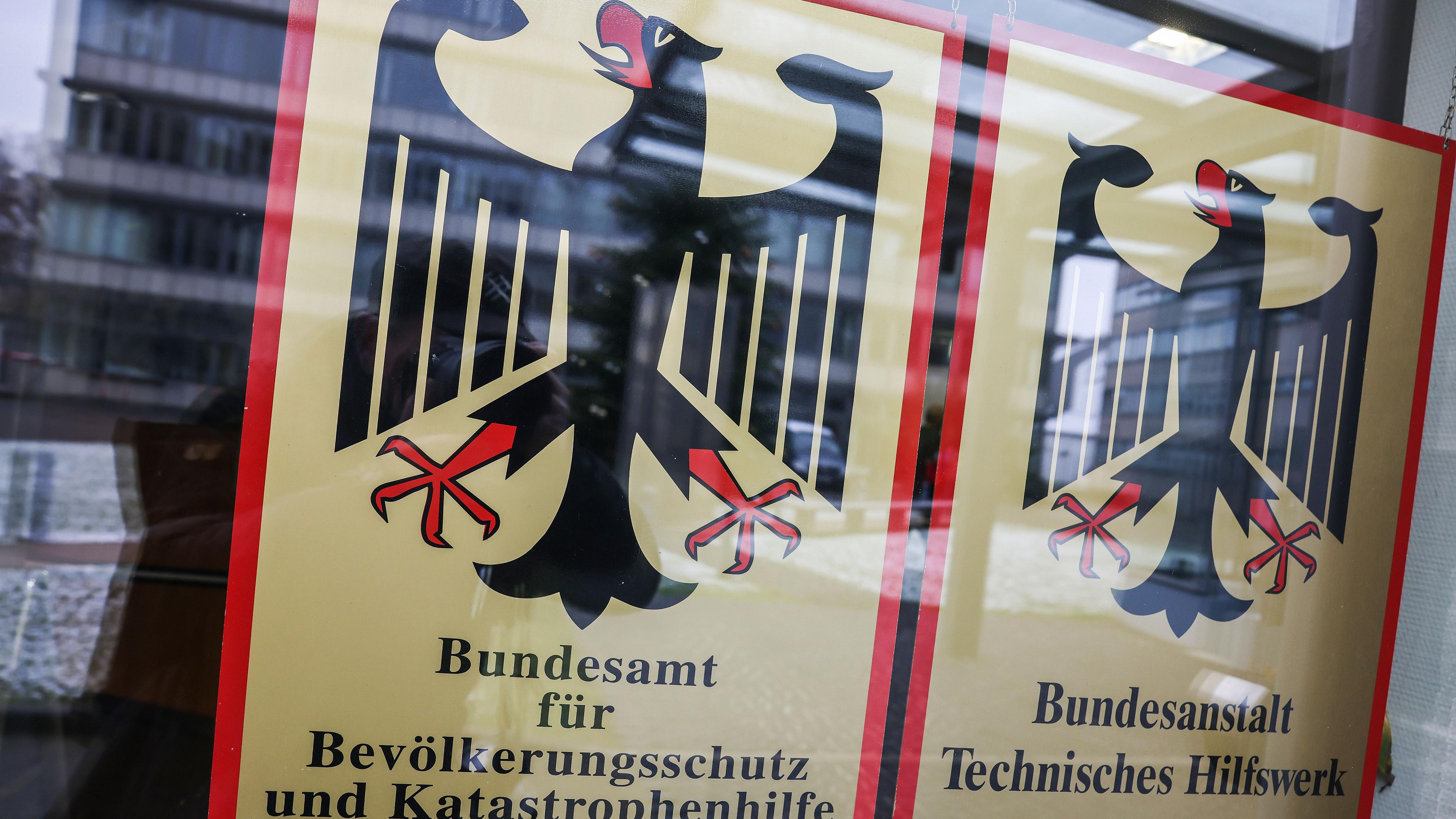 Ein Schild mit Bundesadler hängt am Eingang beim Bundesamt für Bevölkerungsschutz in Köln. 