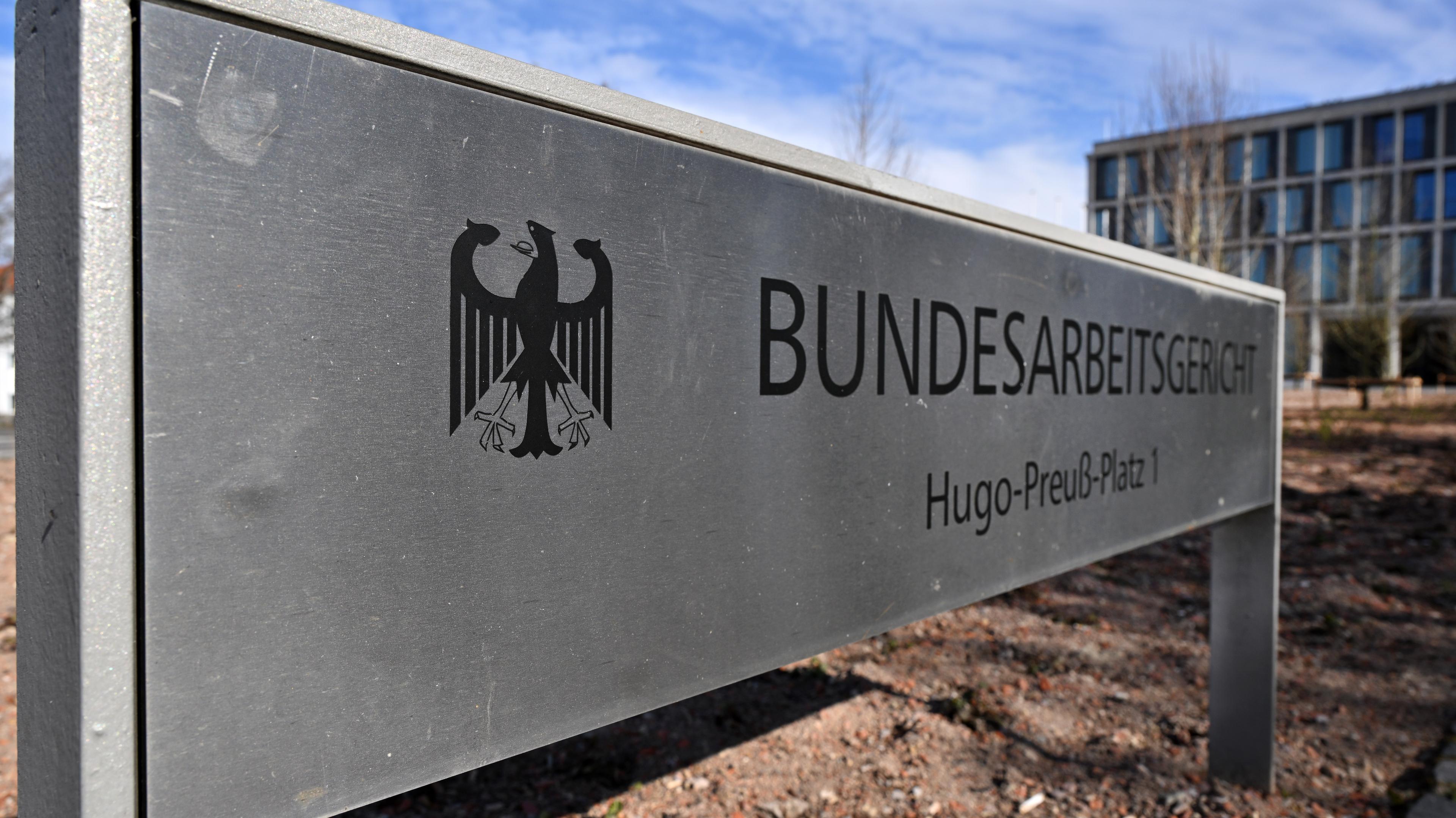  «Bundesarbeitsgericht» steht auf dem Schild am Eingang zum höchsten deutschen Arbeitsgericht.