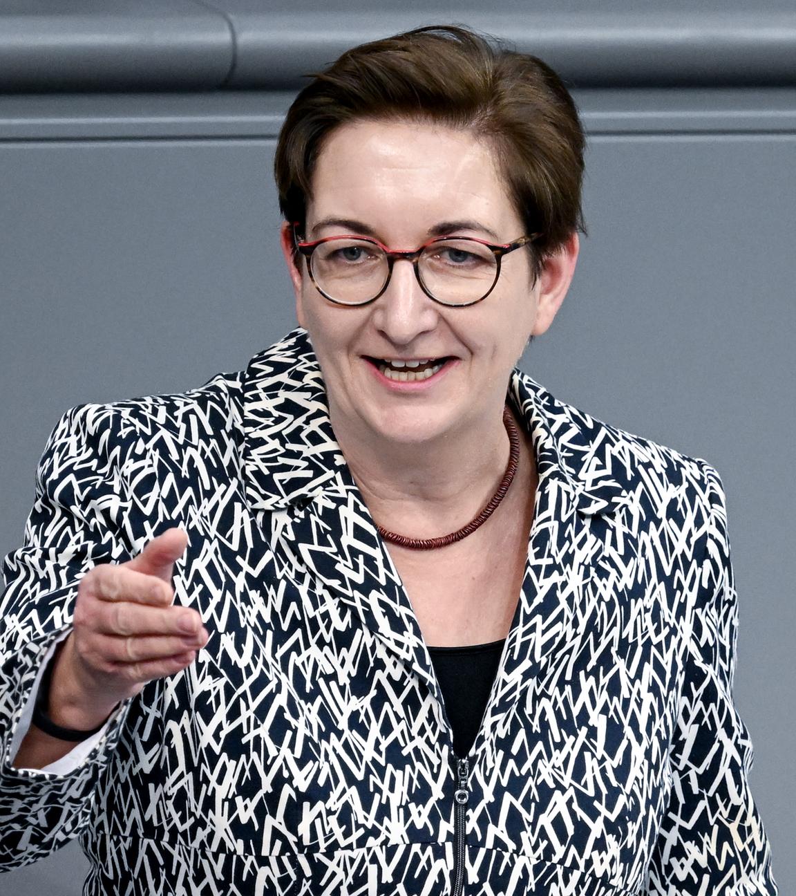 Bundesbauministerin Klara Geywitz spricht während der Sitzung des Bundestages.