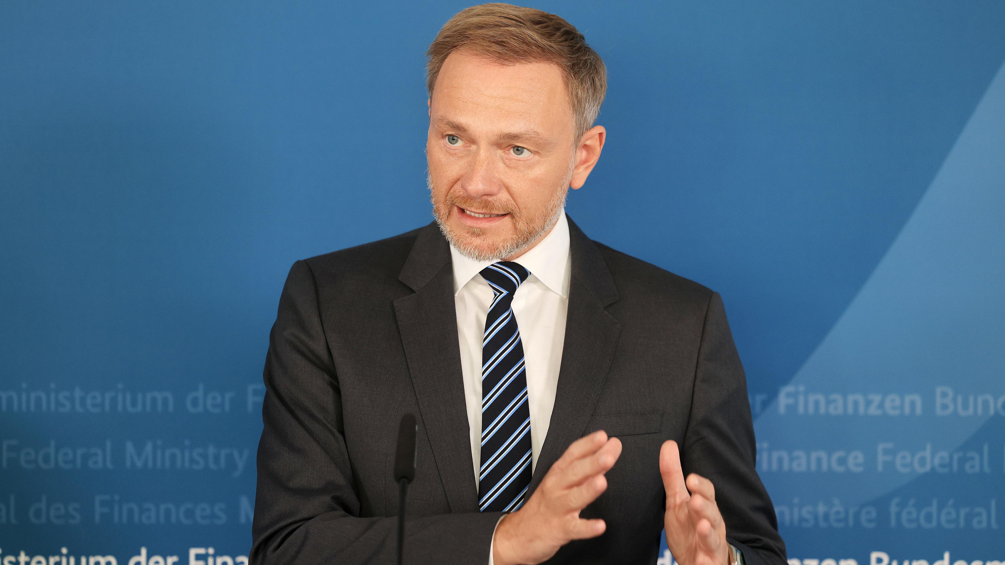 Christian Lindner, Bundesfinanzminister stellt das Ergebnis der Herbst-Steuerschätzung vor.