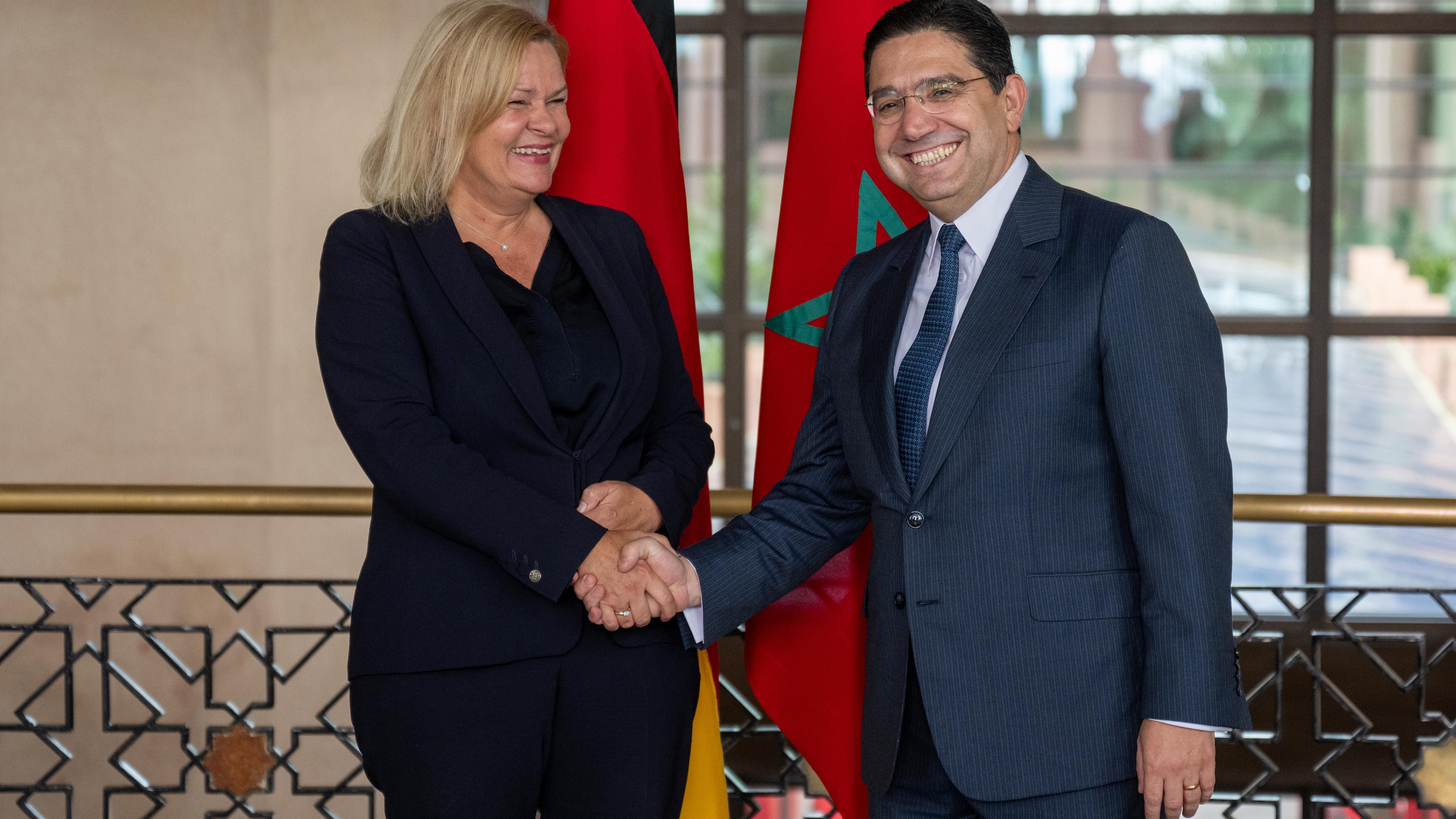 Marokko, Rabat: Nasser Bourita (r), Außenminister von Marokko, empfängt Nancy Faeser (SPD), Bundesministerin für Inneres und Heimat.