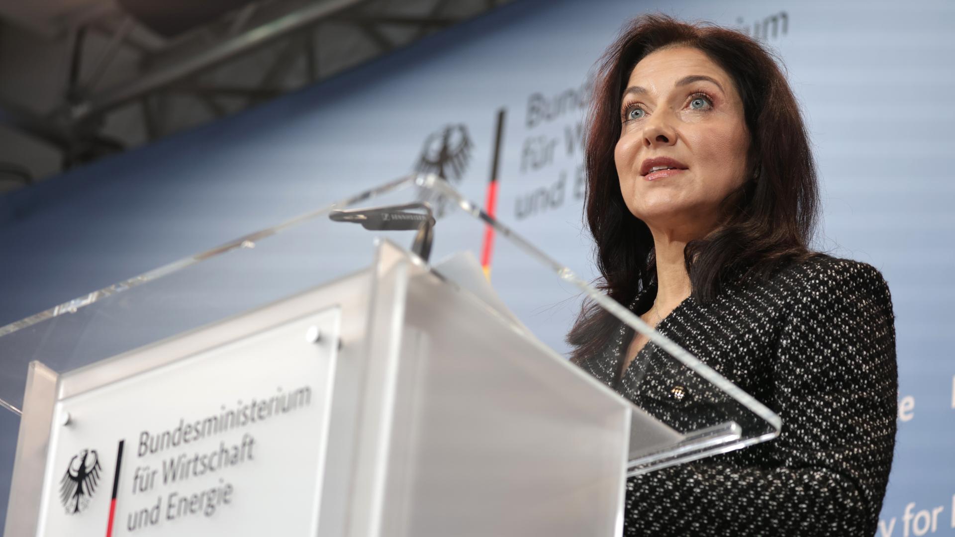 Bundesministerin für Wirtschaft und Energie Katherina Reiche spricht während eines Pressestatements.