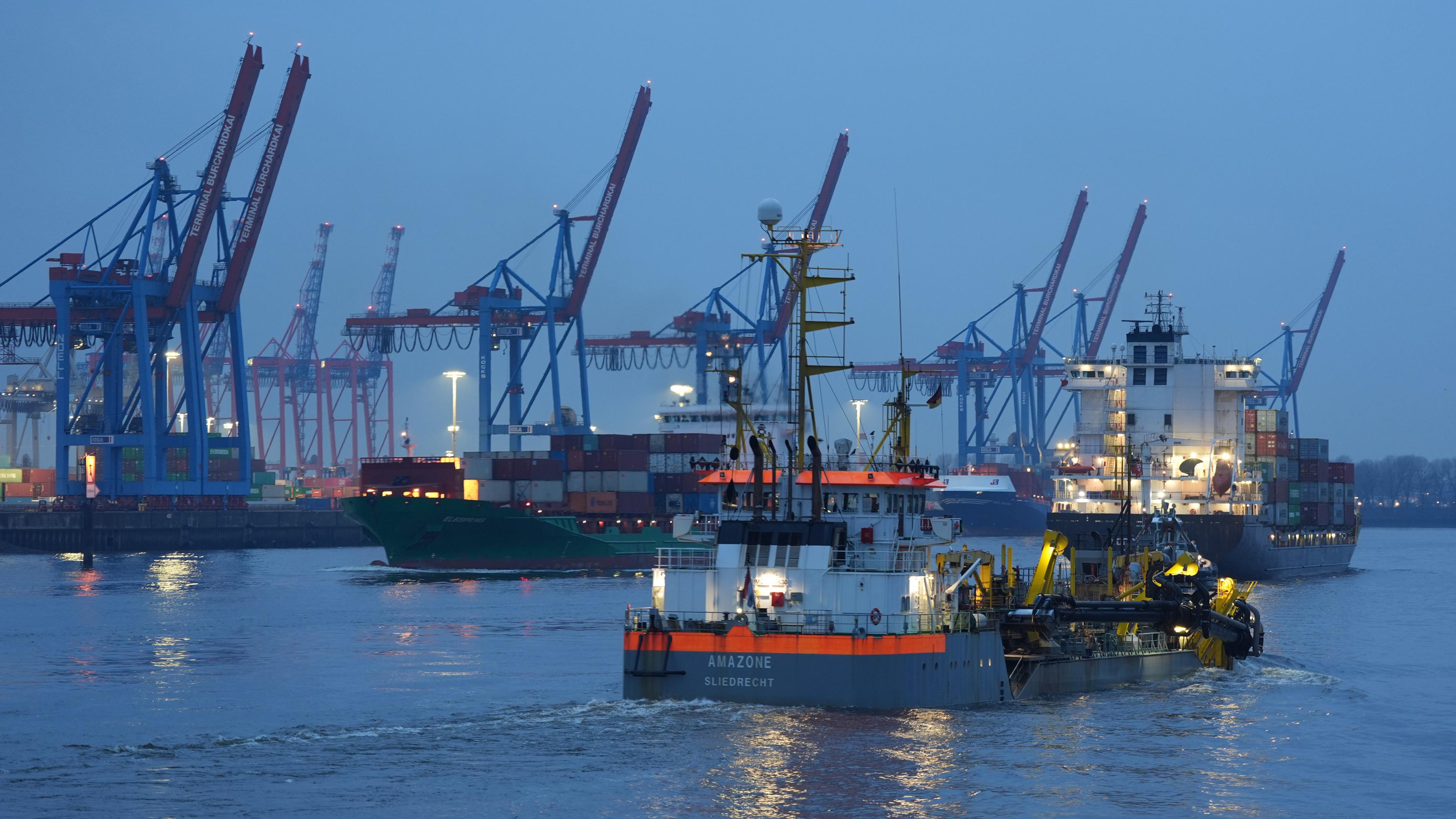 Hamburg: Containerschiffe fahren auf der Elbe im Hamburger Hafen.