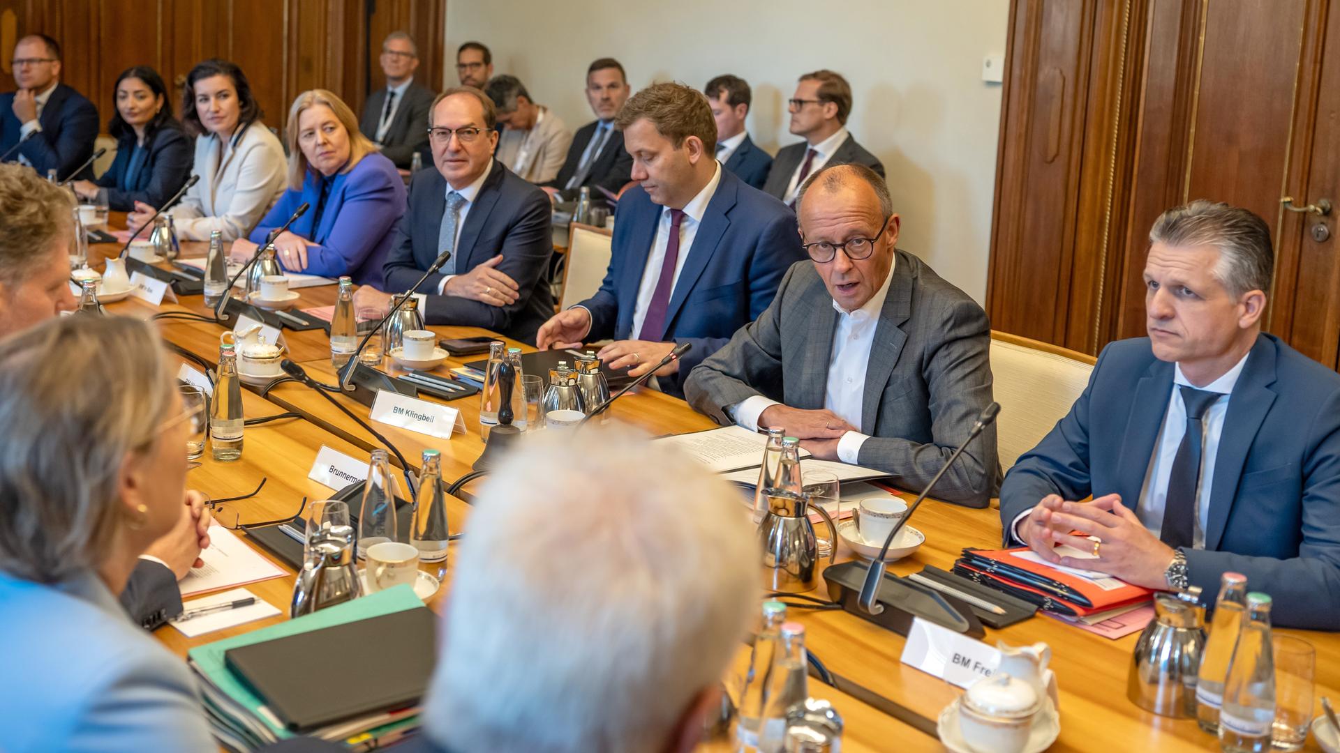 30.09.2025, Berlin: Bundeskanzler Friedrich Merz (CDU) spricht zu Beginn der Klausurtagung des Bundeskabinetts von CDU, CSU und SPD