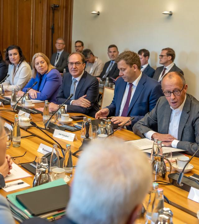 30.09.2025, Berlin: Bundeskanzler Friedrich Merz (CDU) spricht zu Beginn der Klausurtagung des Bundeskabinetts von CDU, CSU und SPD