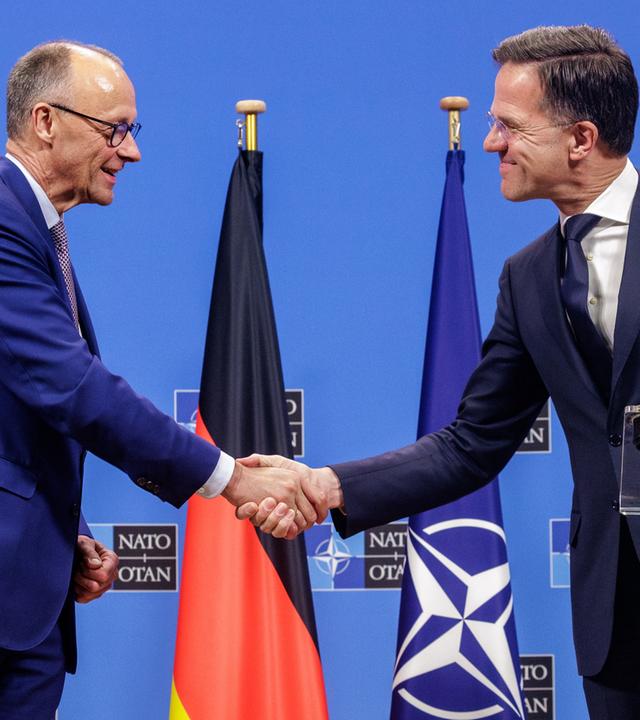 Bundeskanzler Friedrich Merz (links) und NATO-Generalsekretär Mark Rutte geben sich während einer Pressekonferenz im NATO-Hauptquartier in Brüssel, Belgien, am 9. Mai 2025 die Hand.