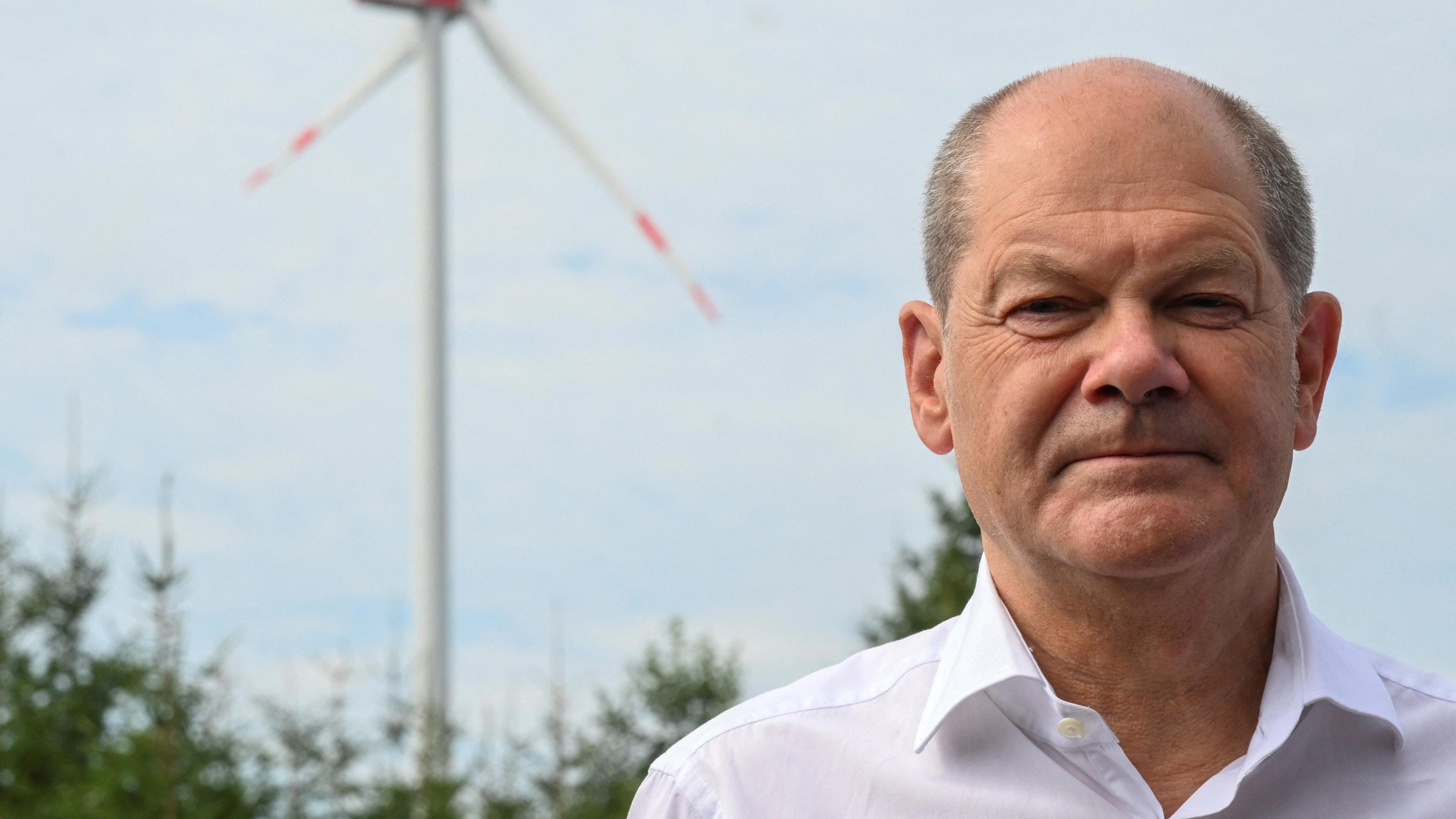 Bundeskanzler Olaf Scholz besucht ein Windpark in Düren