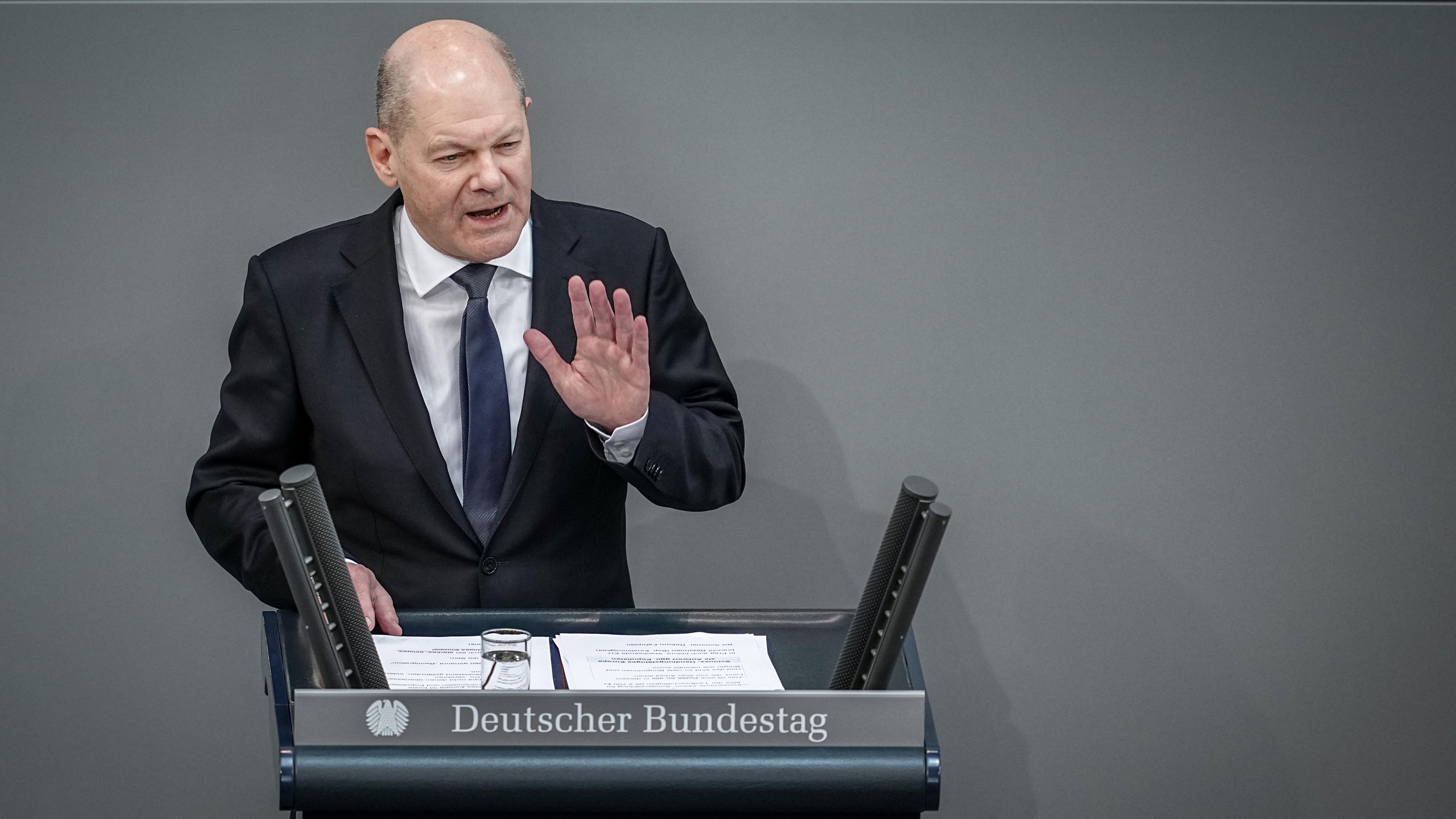 Berlin: Bundeskanzler Olaf Scholz (SPD), gibt im Bundestag eine Regierungserklärung zum Europäischen Rat ab.