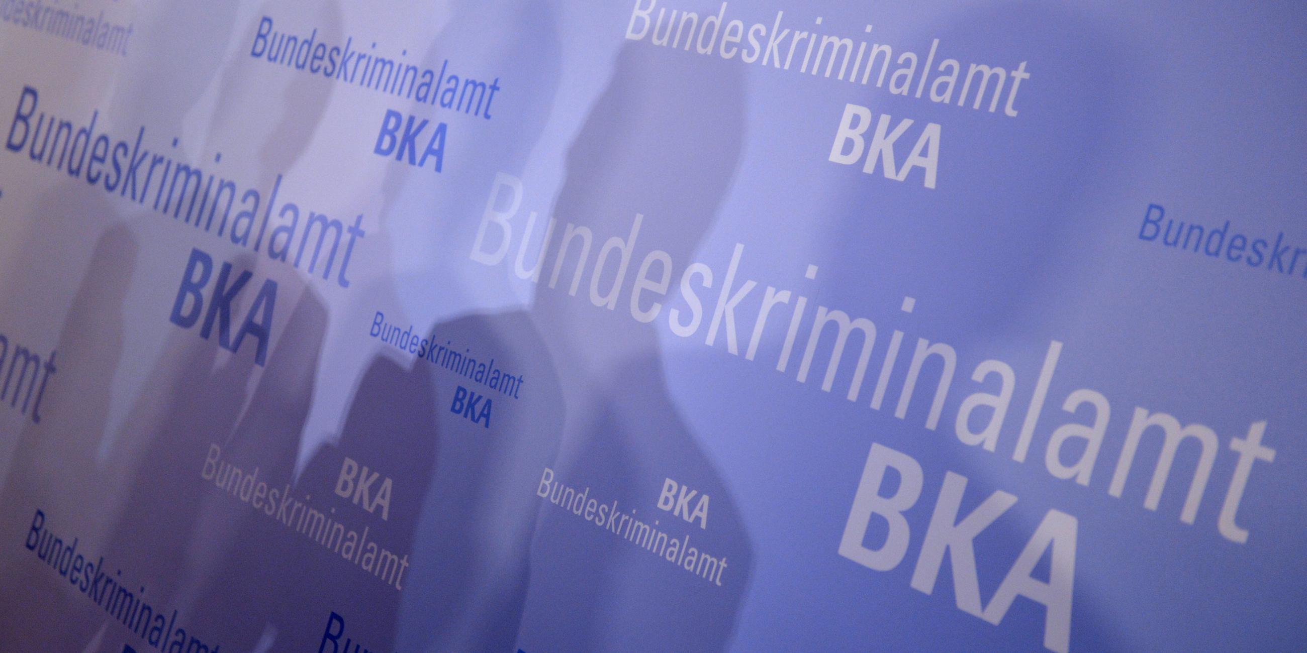 Archiv: Schatten fallen am 12.11.2013 am Rande der BKA-Herbsttagung in Wiesbaden (Hessen) auf einen Aufsteller des Bundeskriminalamts (BKA). 