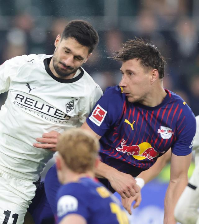 Tim Kleindienst von Borussia Mönchengladbach und Willi Orban von RB Leipzig liefern sich während des torlosen 0:0 einen intensiven Zweikampf um den Ball.