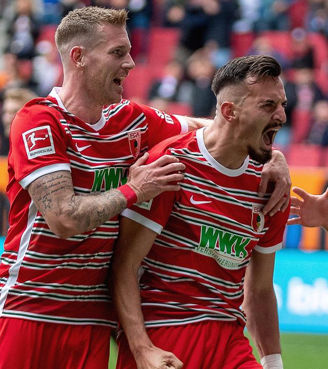 Die Spieler Mergim Berisha, Andre Hahn, Florian Niederlechner und Ermedin Demirovic des FC Augsburg jubeln über Tor zum 1:0 gegen Bayern München am 17.09.2022 in Augbsurg.