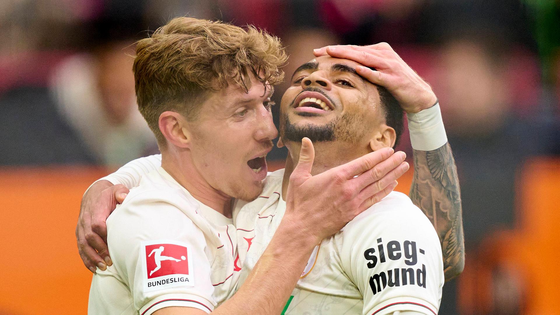 Augsburgs Alexis Julian Claude-Maurice jubelt nach seinem Tor zum 1:1 gegen Borussia Dortmund.