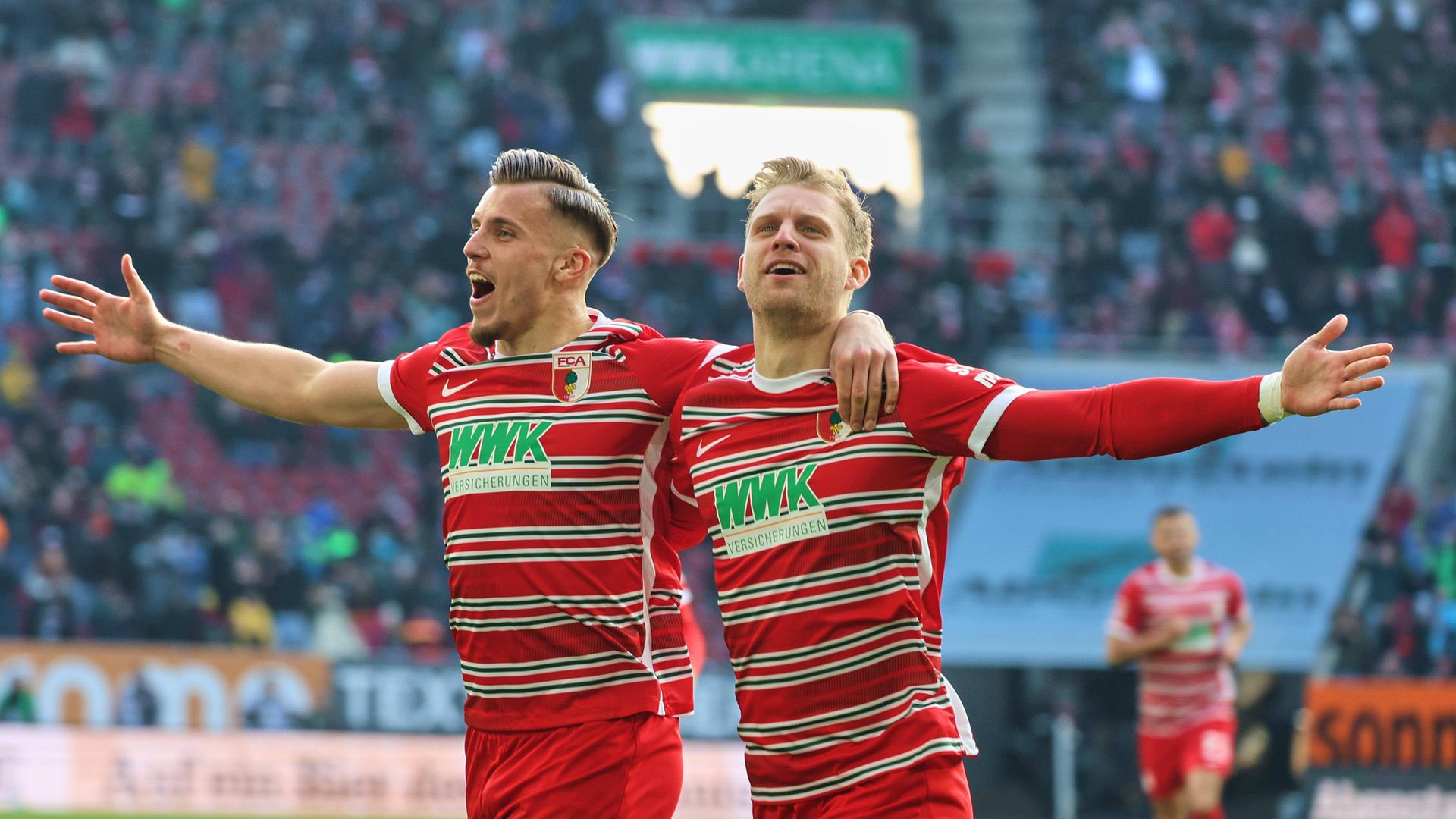 Torjubel nach dem 2:1 durch Arne Maier (FC Augsburg 10), mit Ermedin Demirovic (FC Augsburg 9).
