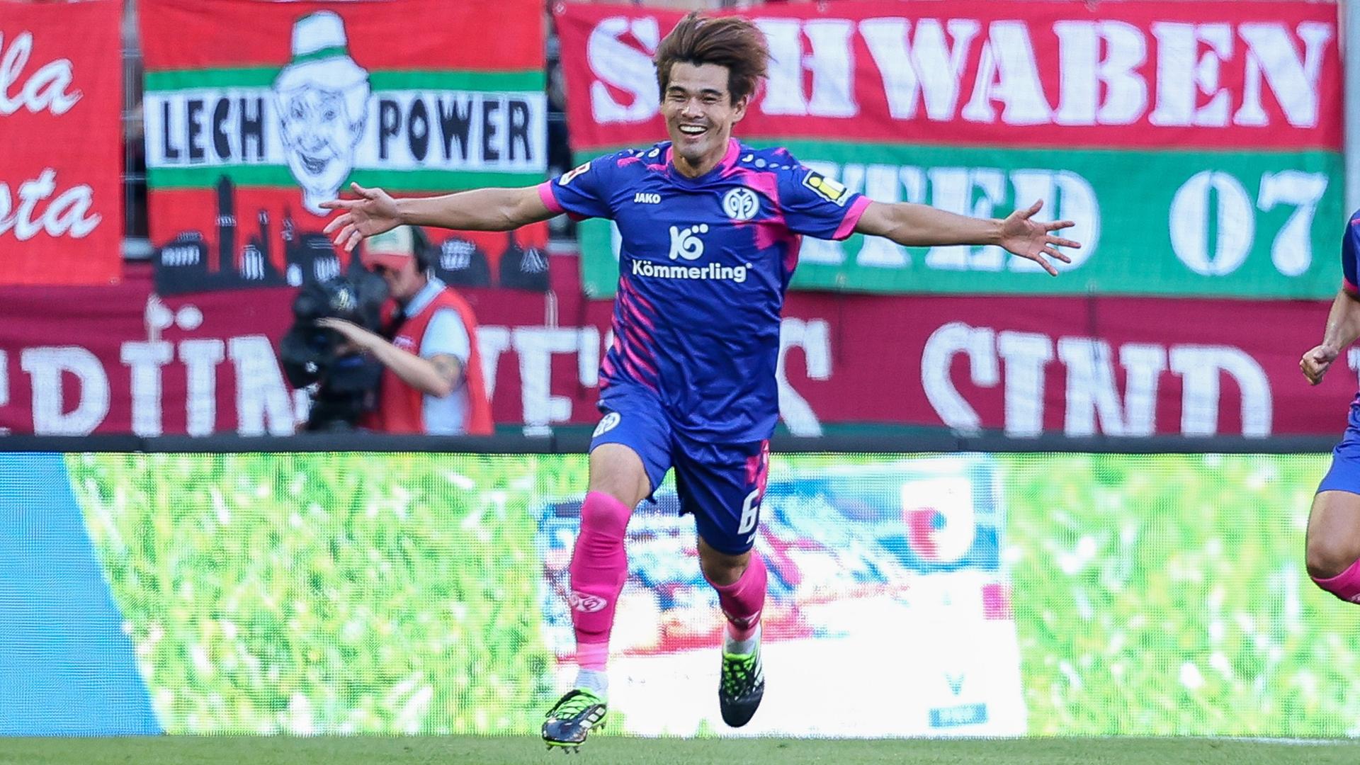 Kaishu Sano von Mainz 05 jubelt nach seinem Tor zum 1:0 gegen den FC Augsburg.