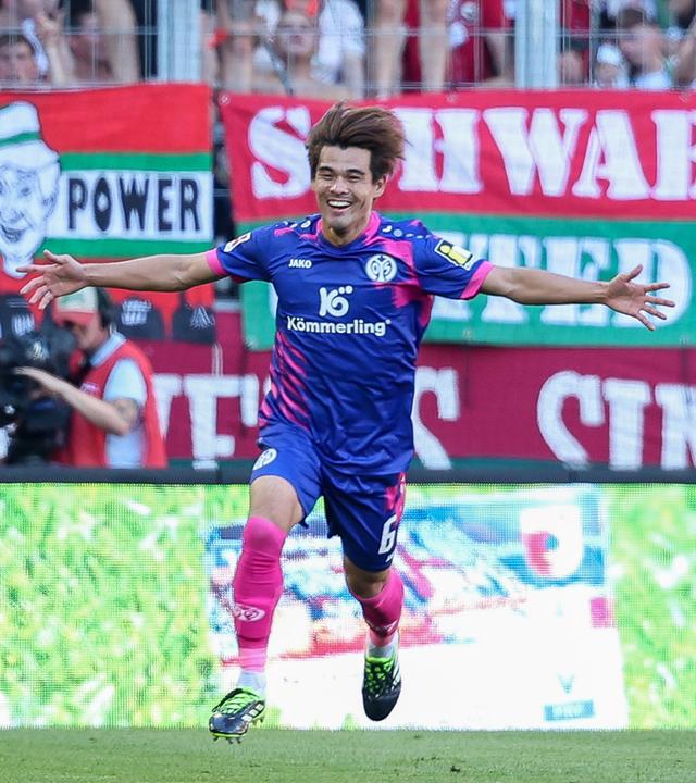Kaishu Sano von Mainz 05 jubelt nach seinem Tor zum 1:0 gegen den FC Augsburg.