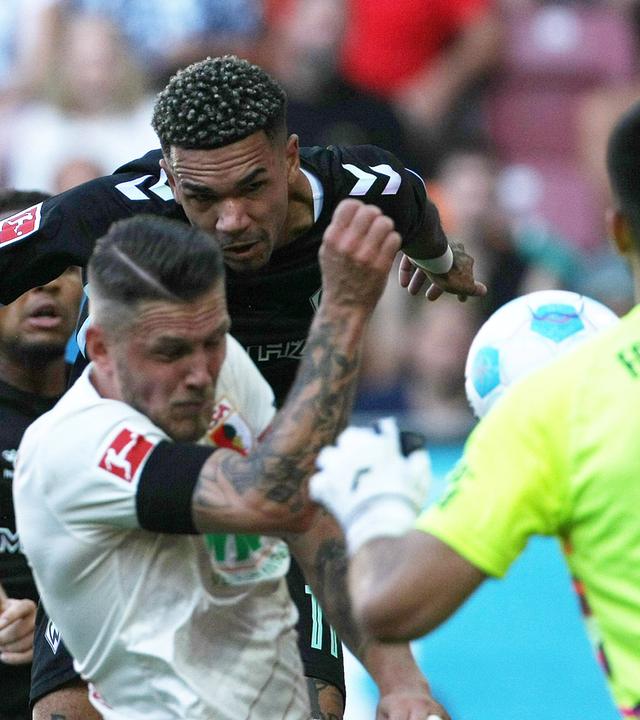 Justin Njinmah (Werder Bremen) in Aktion während des Spiels gegen den FC Augsburg.
