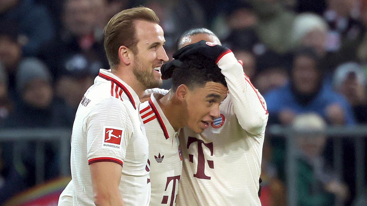 Torschütze Jamal Musiala vom FC Bayern München feiert mit Harry Kane und Leroy Sané das 1:0 gegen den 1. St Pauli.