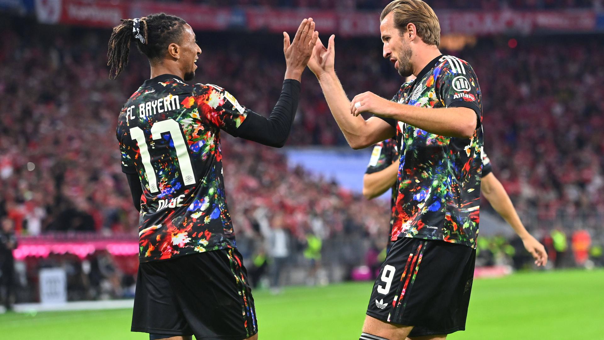 Michael Olise jubelt mit Harry Kane am 18.09.2026 in München.